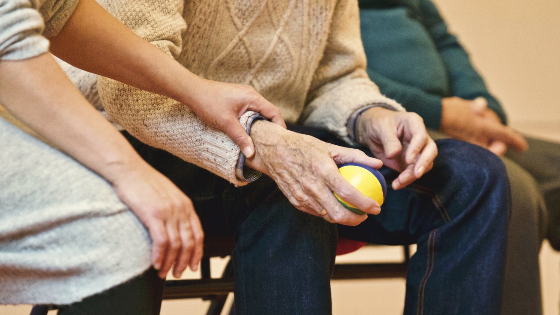 Ohne die Pflege geht es nicht: Die Fachkräftesituation in Pflegeberufen bleibt weiter angespannt.