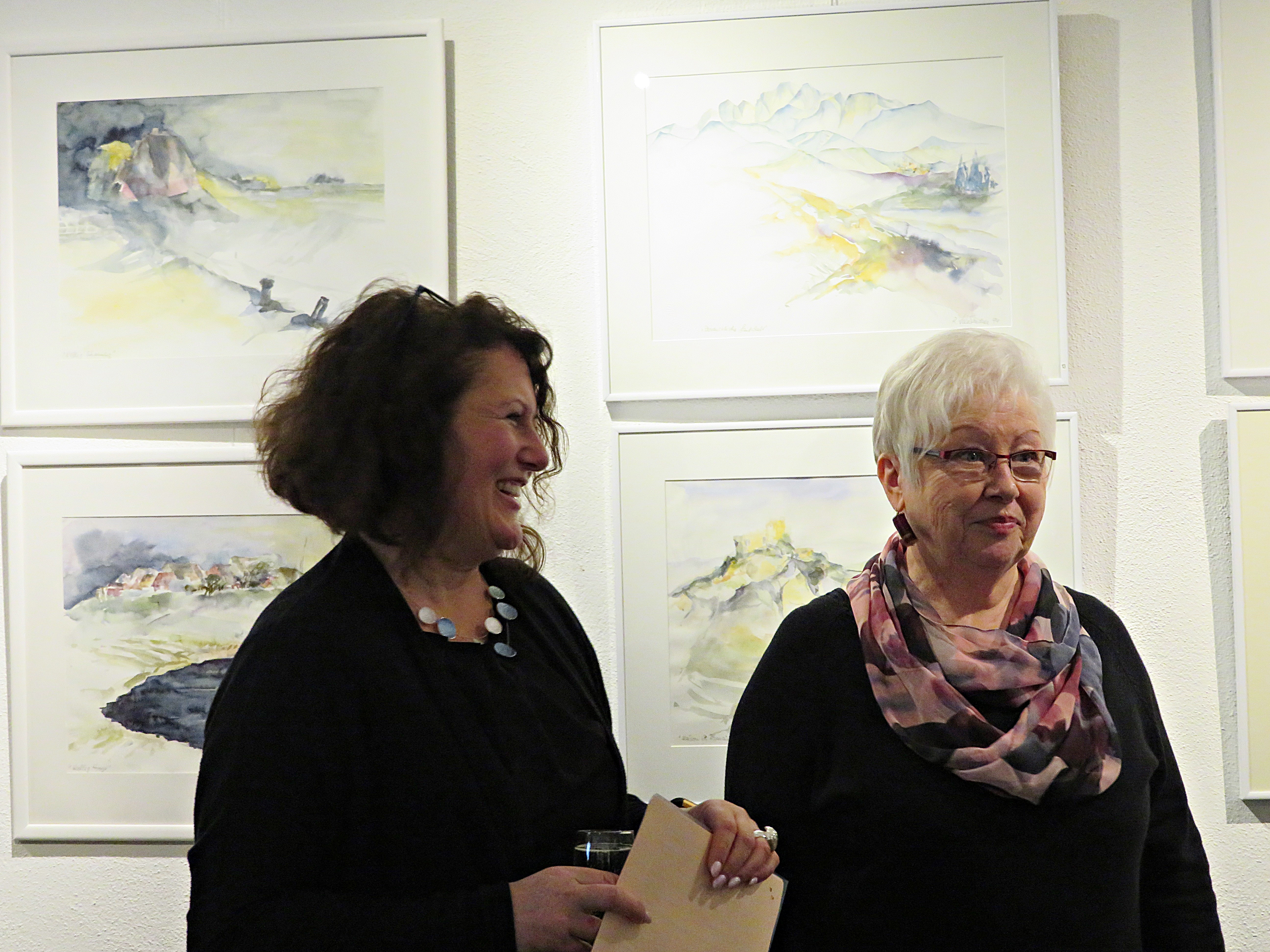 Tina Krauß und Roswitha Schwandner bei der Begrüßung