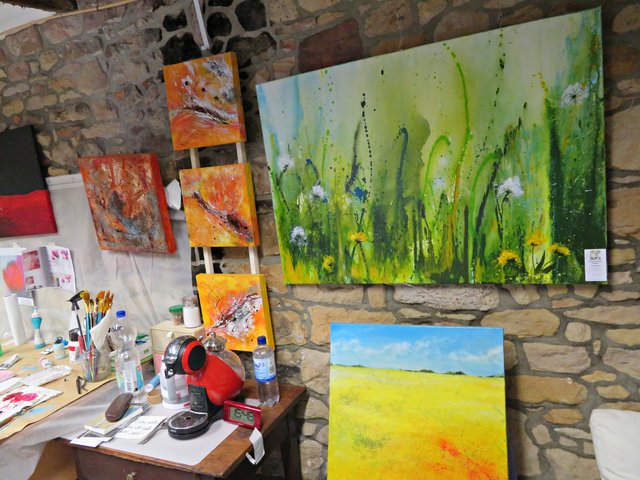 Tolle Arbeiten hängen im ARTelier | Foto: Brigitte Melder