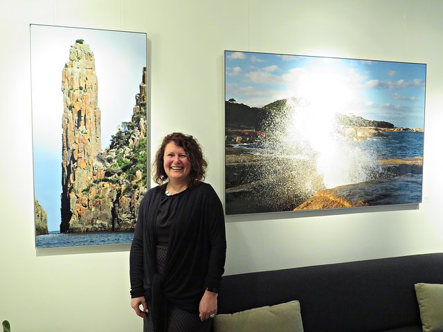 Tina Krauß vor ihren Fotografien hat gut Lachen, läuft prima  | Foto: Brigitte Melder