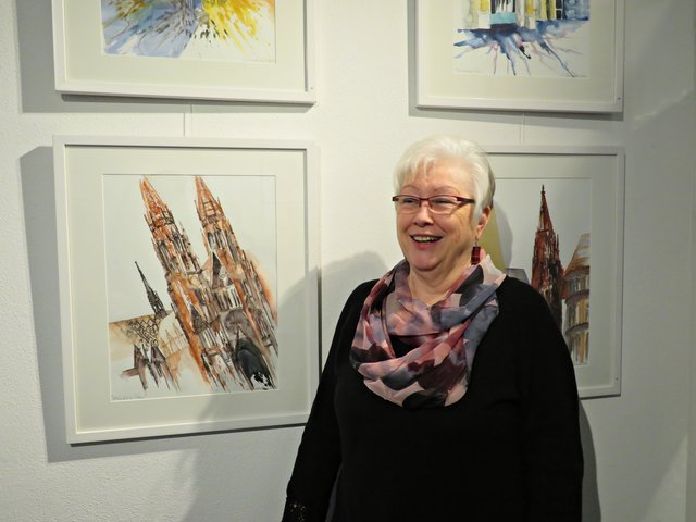 Künstlerin Roswitha Schwandner eingerahmt von ihren Aquarellen | Foto: Brigitte Melder