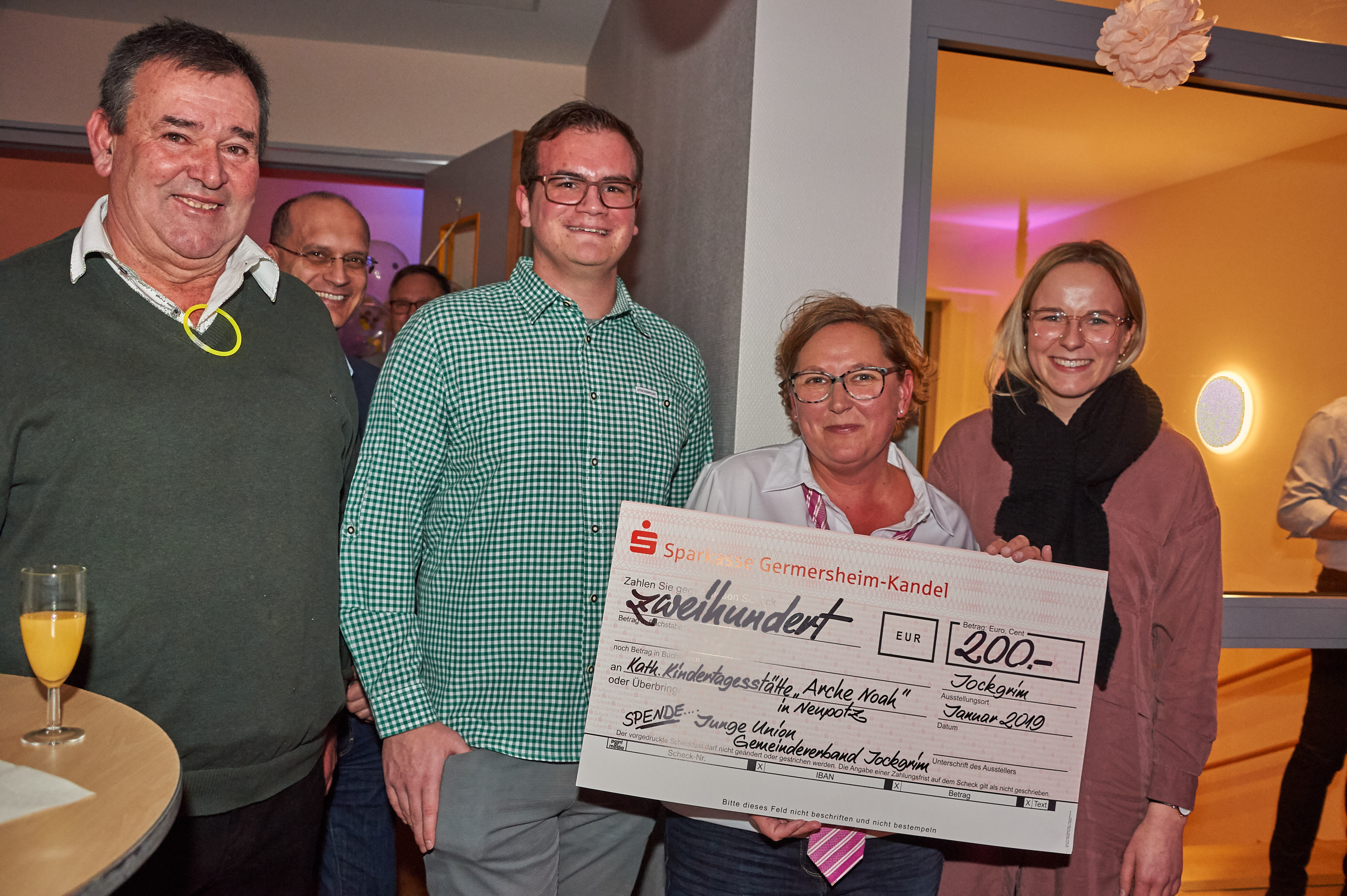 v.l.n.r.: Ortsbürgermeister Roland Bellaire, Bürgermeister der Verbandsgemeinde Jockgrim Karl Dieter Wünstel, Tobias Antoni, Nicole Frei und Miriam Bellaire