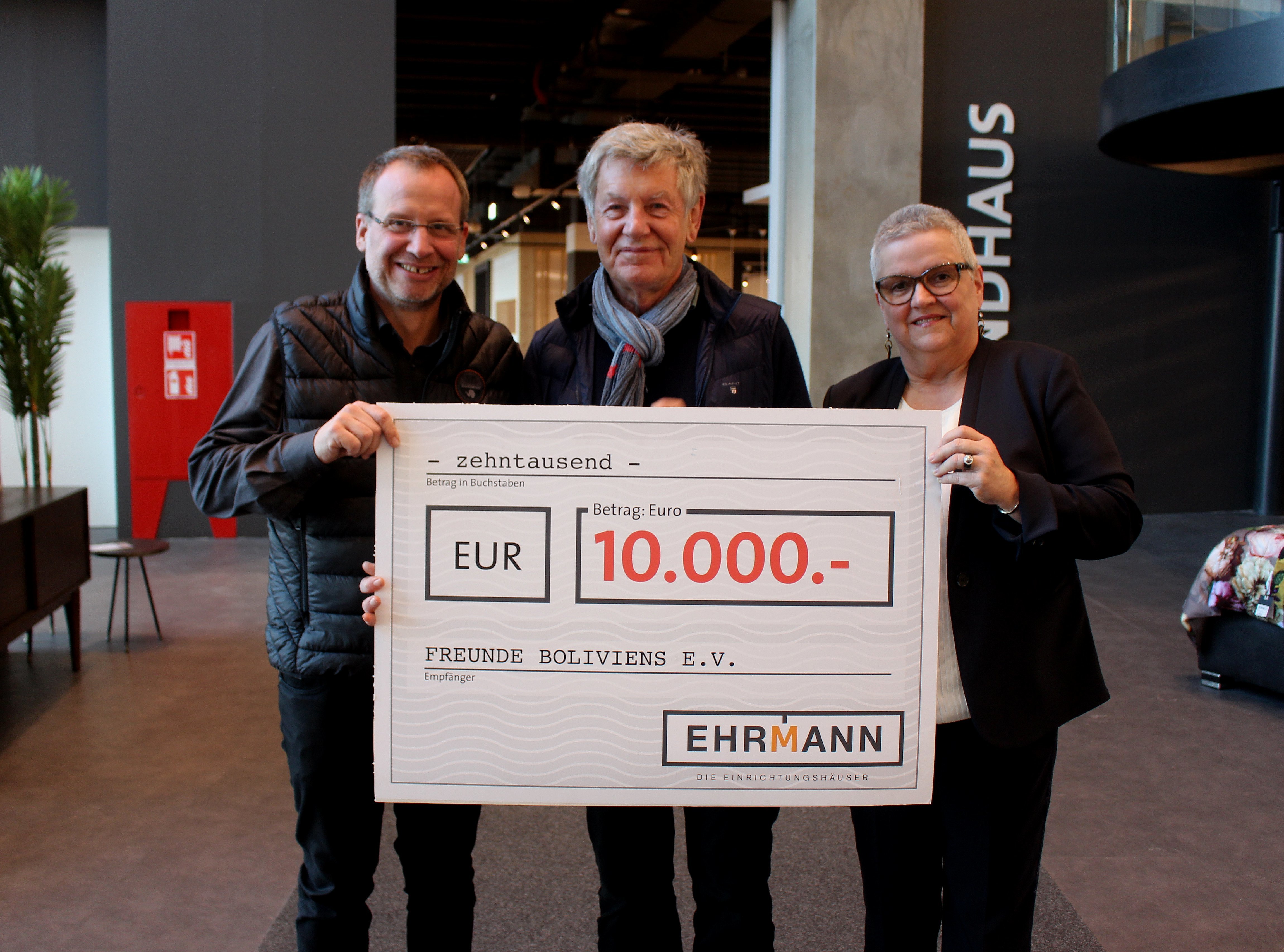 Spendenübergabe: (v.l.) „Ehrmann“-Marketingleiter Stephan Duppé, Richard Berger, „Freunde Boliviens“, und die Rastatter Hausleiterin Heike Sälzle foto: KNopf