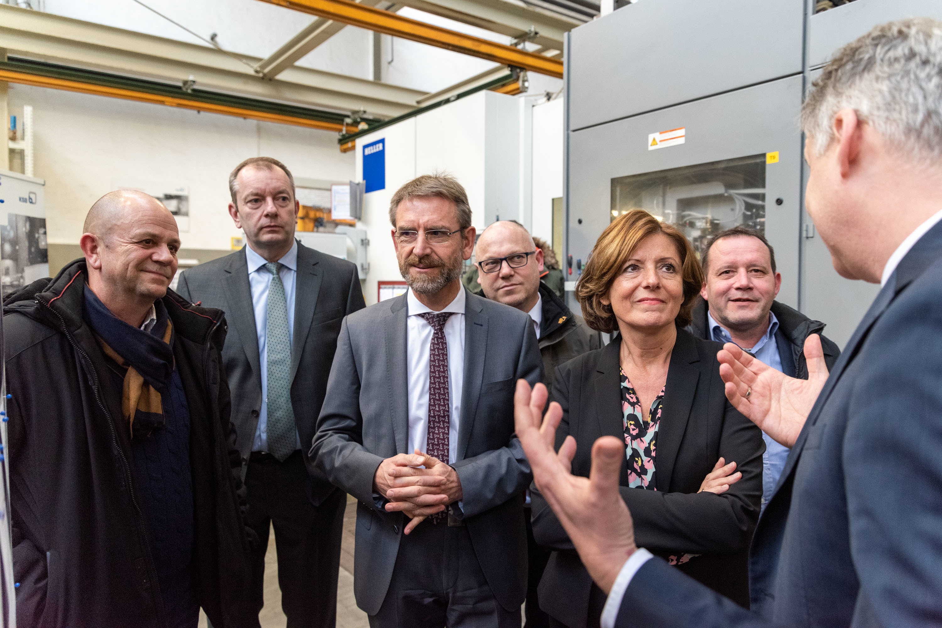 Ministerpräsidentin Malu Dreyer informierte sich in der Serienpumpen-Fertigung bei KSB; mit dabei waren (v. l.) Willi Boxheimer (Betriebsrat), Joachim Krusch (Leiter der Serienpumpen-Fertigung), Stephan Bross (Mitglied der KSB-Geschäftsleitung), Achim Rieß (Betriebsrat), René Klotz (Vorsitzender des KSB-Gesamtbetriebsrats) und Thomas Pabst (Produktionsleiter Region Europa Mitte). Foto: KSB