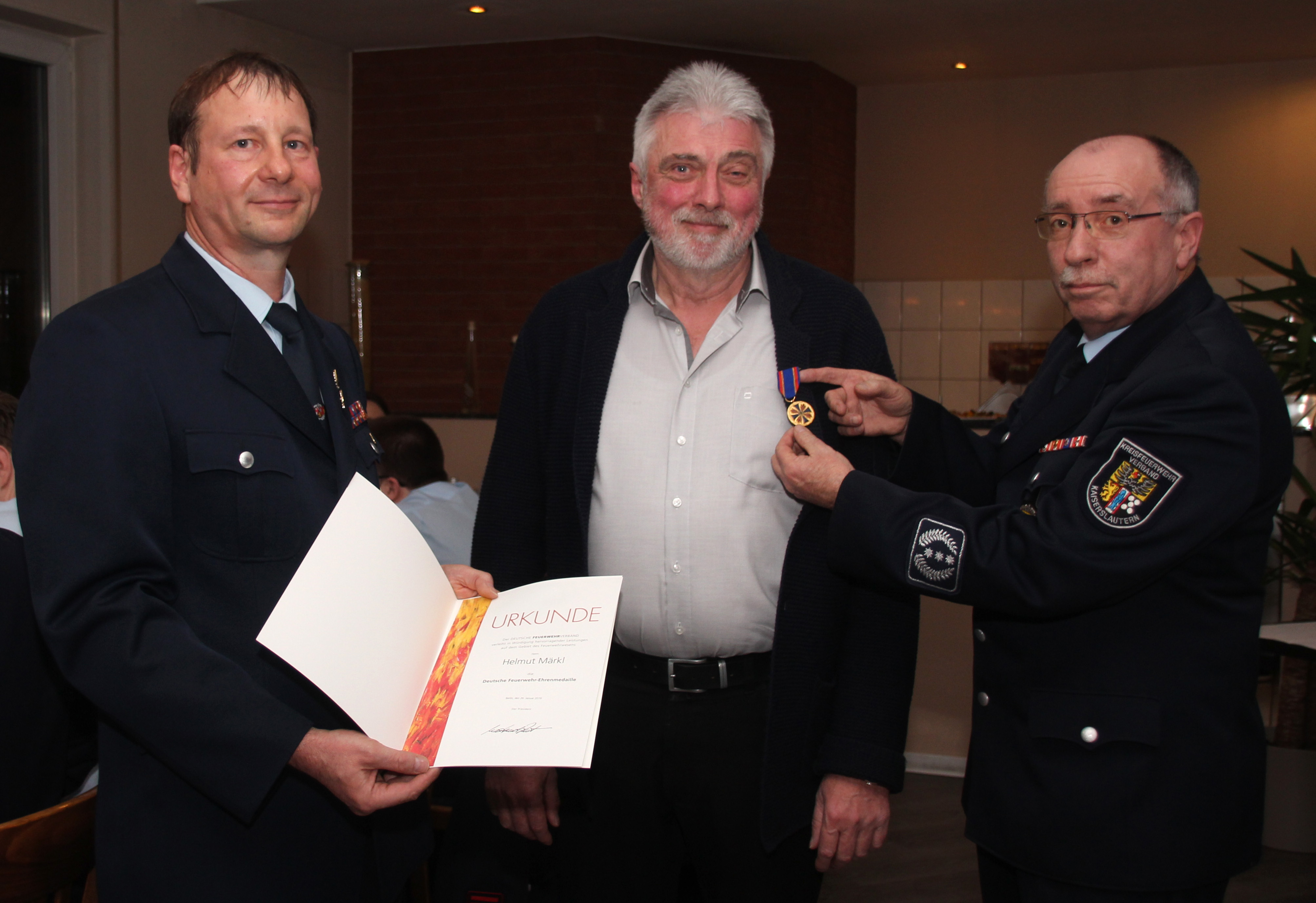 Wehrführer Christian Werner (Feuerwehr Kindsbach), Busunternehmer Helmut Märkl und der Vorsitzende des Kreisfeuerwehrverbandes Kaiserslautern, Rudi Molter (von links) Foto: Kries