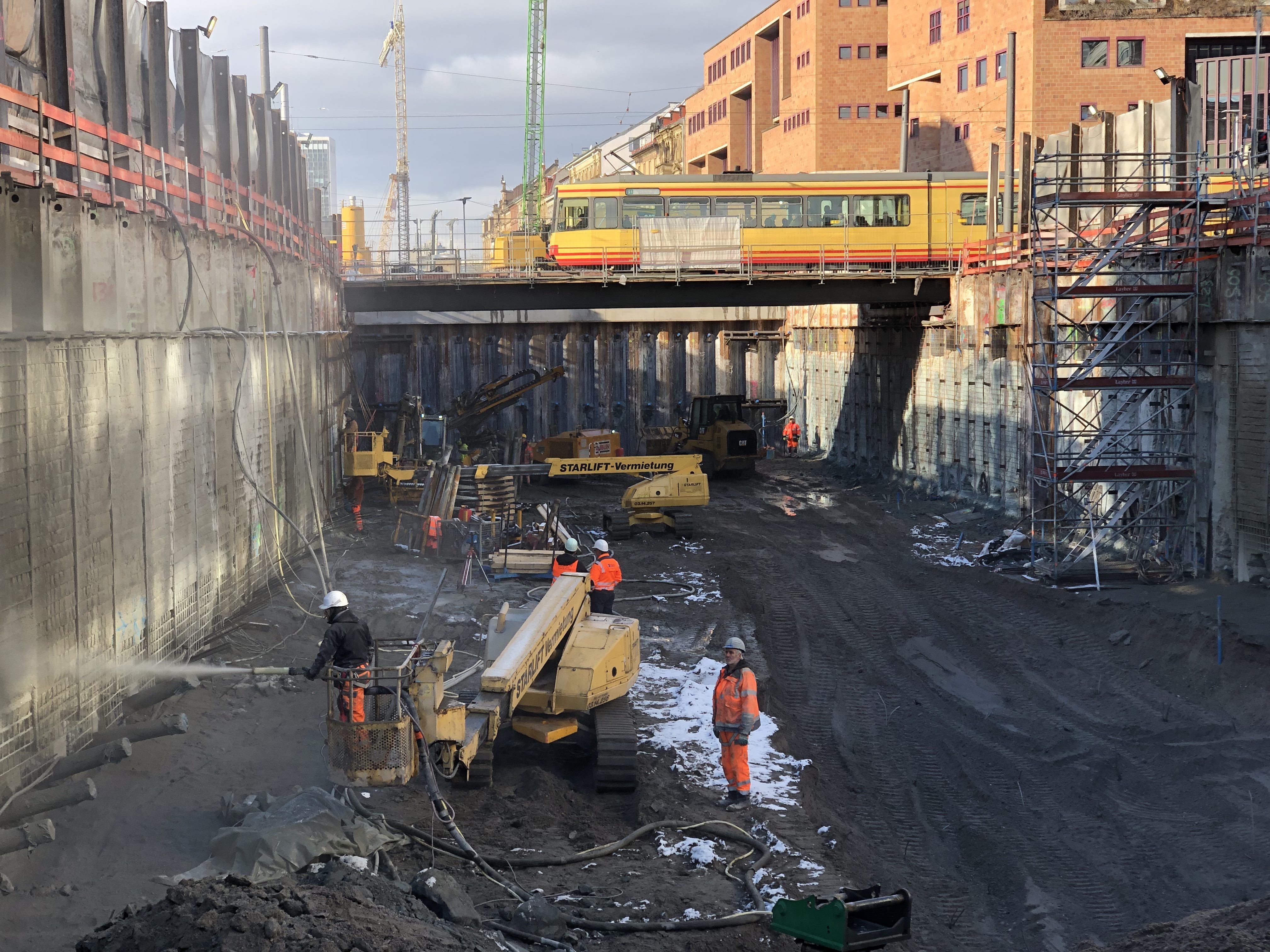Ganz schön tief ist die Baugrube für den Autotunnel Kriegsstraße östlich vom Mendelssohnplatz