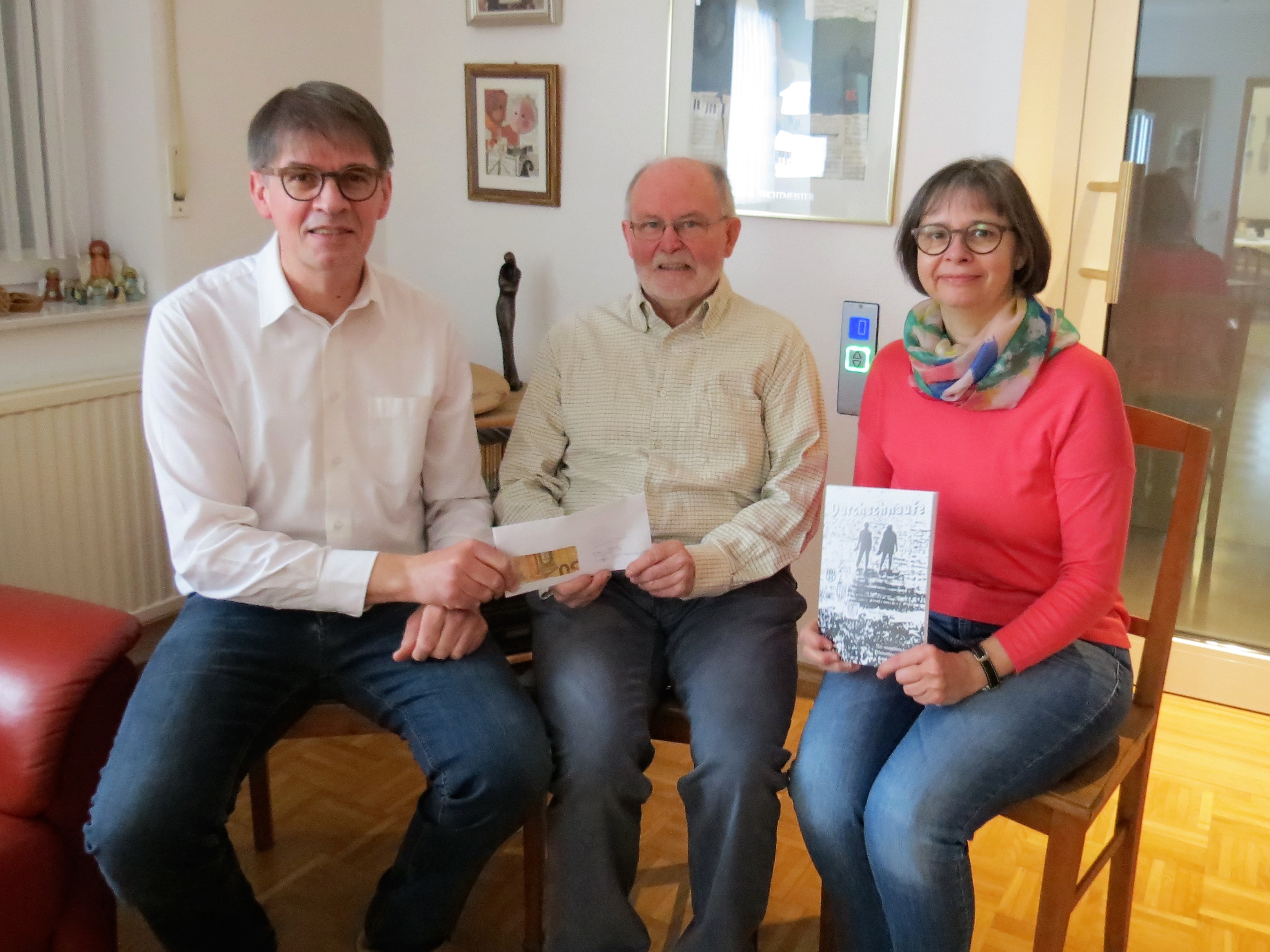 Klaus Bach (Mitte) überreicht die Spende an Boris Bohr (links)