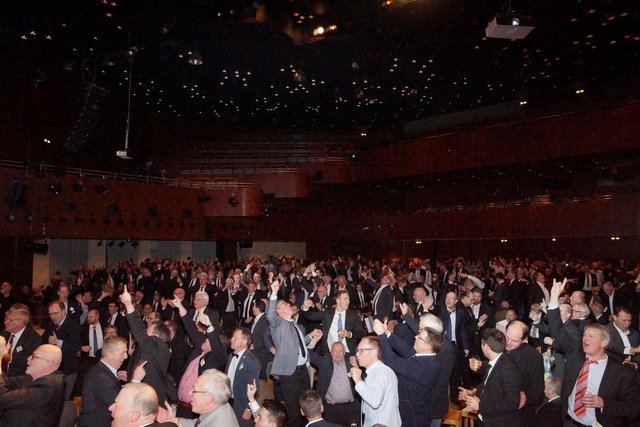 tolle Stimmung im Saal: ... "Highway to hell"