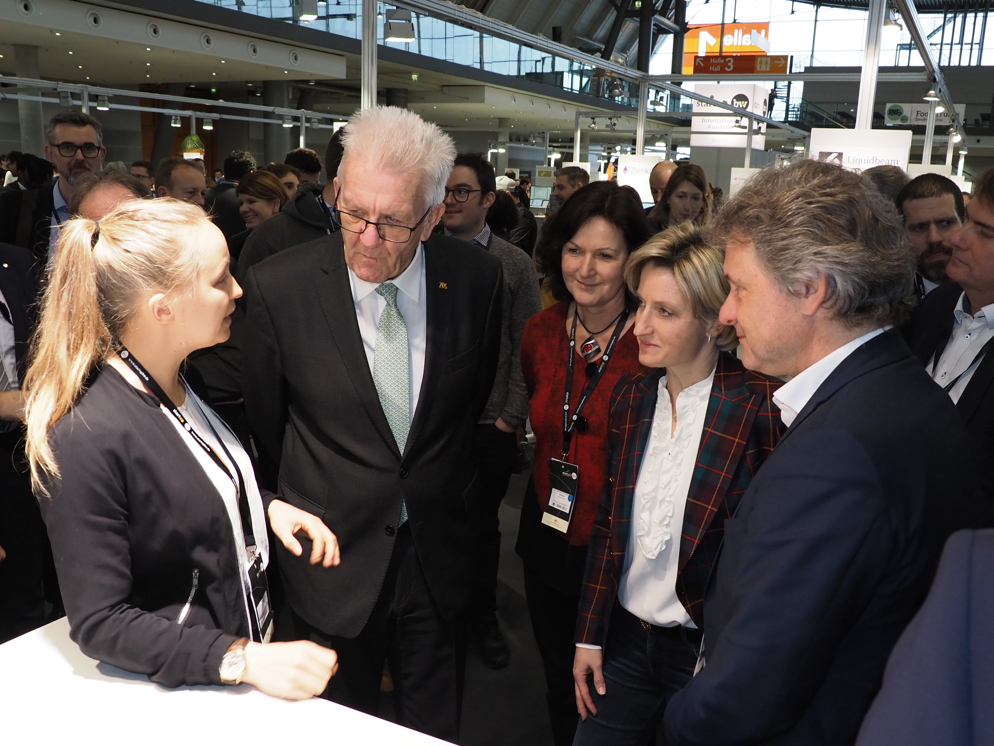 Ministerpräsident Wilfried Kretschmann, Baden-Badens OB Margret Mergen, Wirtschaftsministerin Nicole Hoffmeister-Kraut und der Karlsruher OB Dr. Frank Mentrup (vl.) im Gespräch mit der Karlsruher Gründerin Katharina Schmidt von apic ai "Bienen retten mit künstlicher Intelligenz"