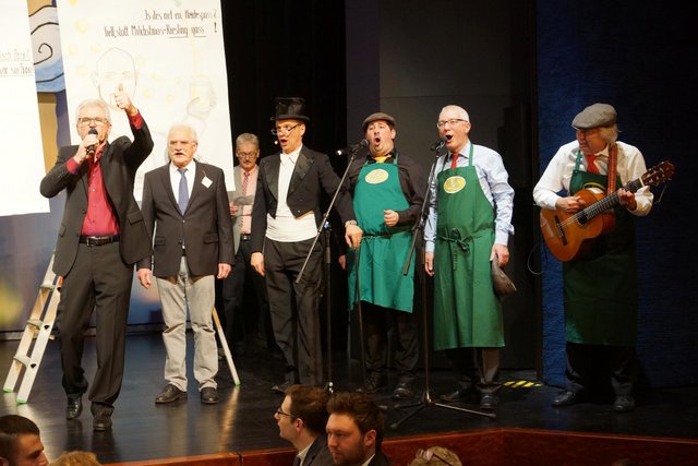 Moderator Norbert Schied, Bühnenbildner und Scharade-Maler Dieter Sachs, Bühnen-Inspizient Bernd Willem  und das Lewwerworschd-Scharade-Quartett 