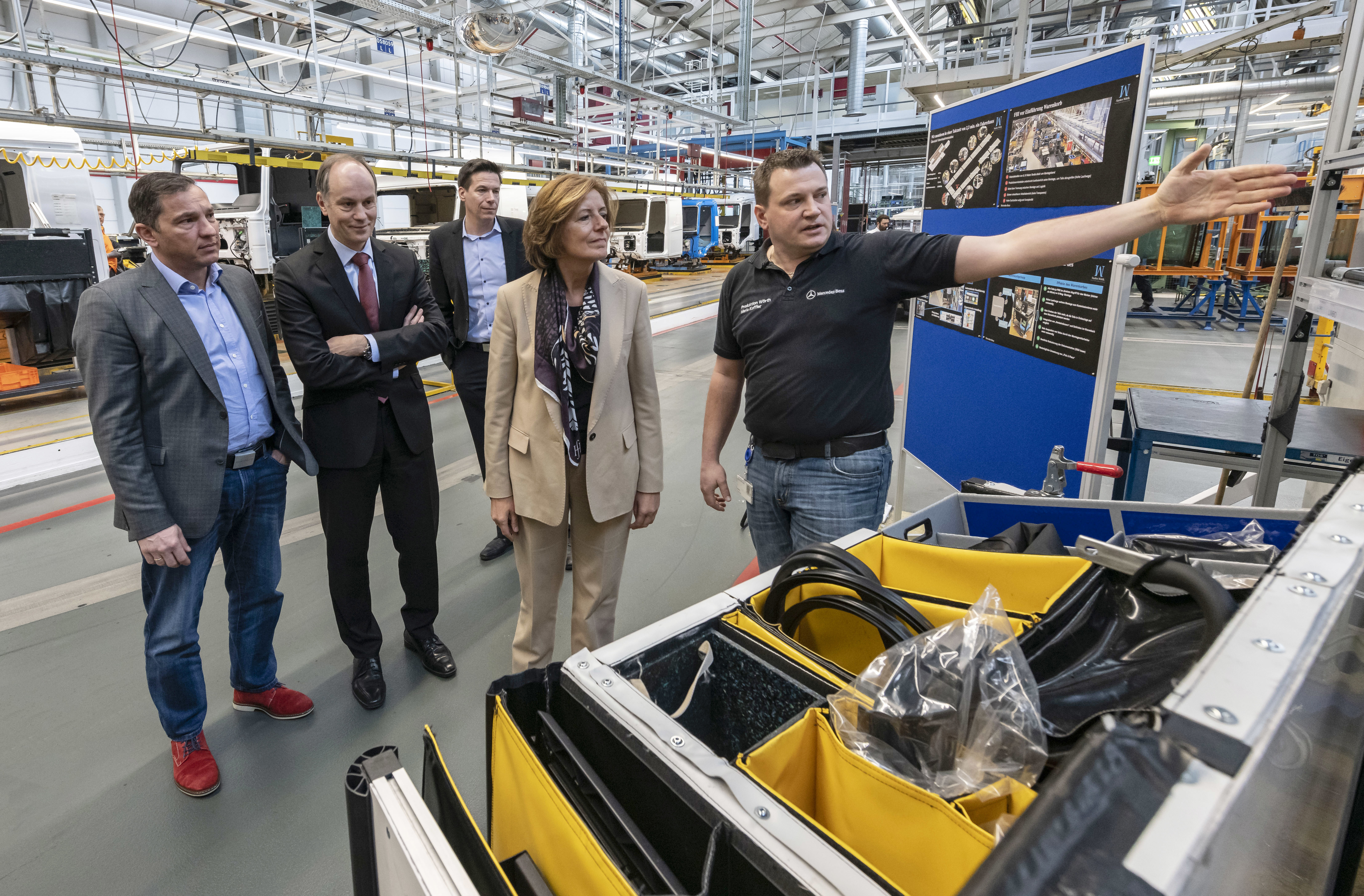 Ministerpräsidentin Malu Dreyer bei ihrem Besuch im Werk in Wörth.