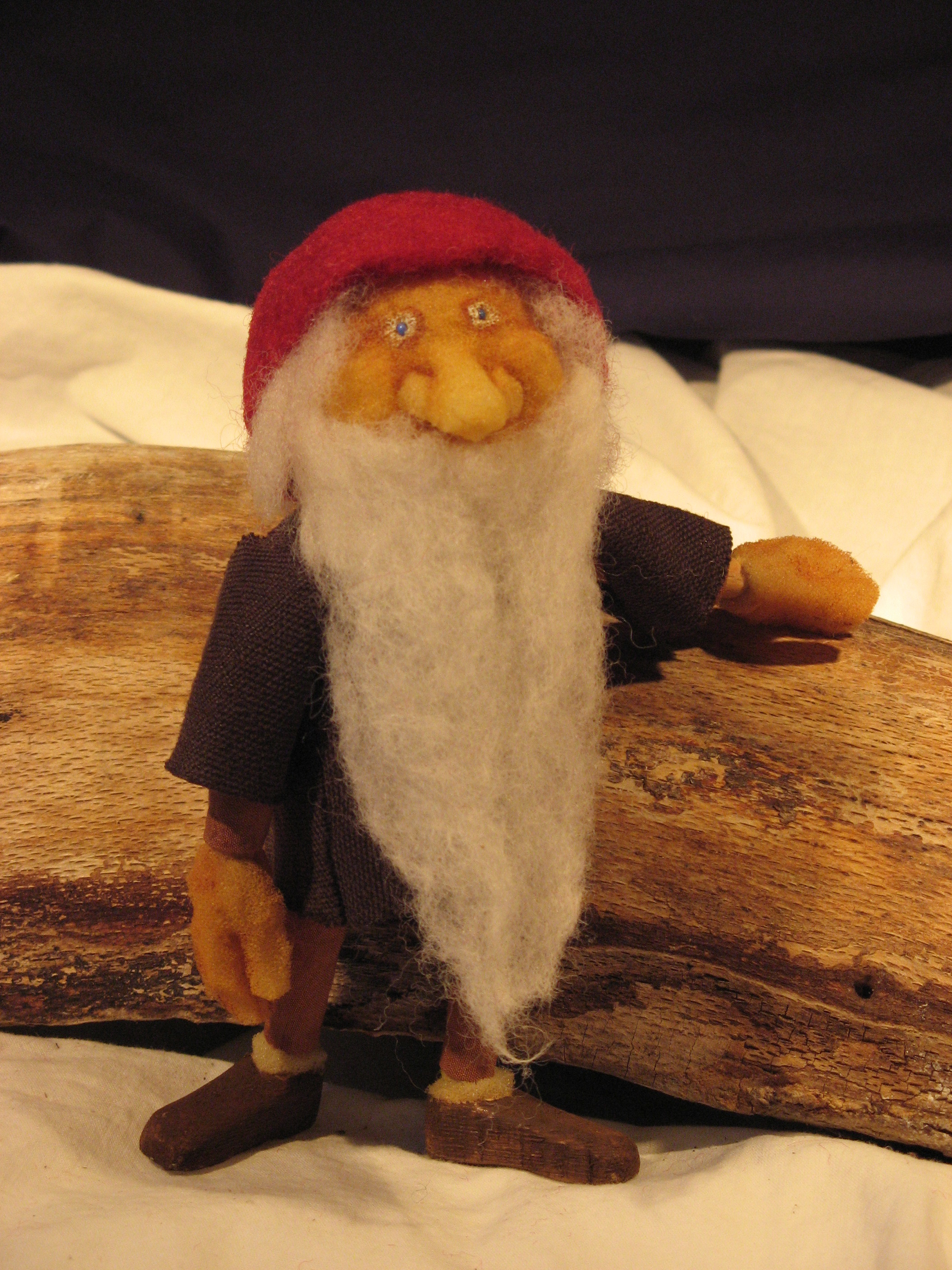 Tomte Tummetott passt auf die Menschen und die Tiere auf.