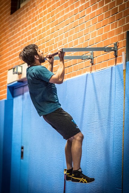Keine Atempause: Nach dem Mattentraining absolviert Bajrang Punia Klimmzüge. | Foto: Christian Gaier
