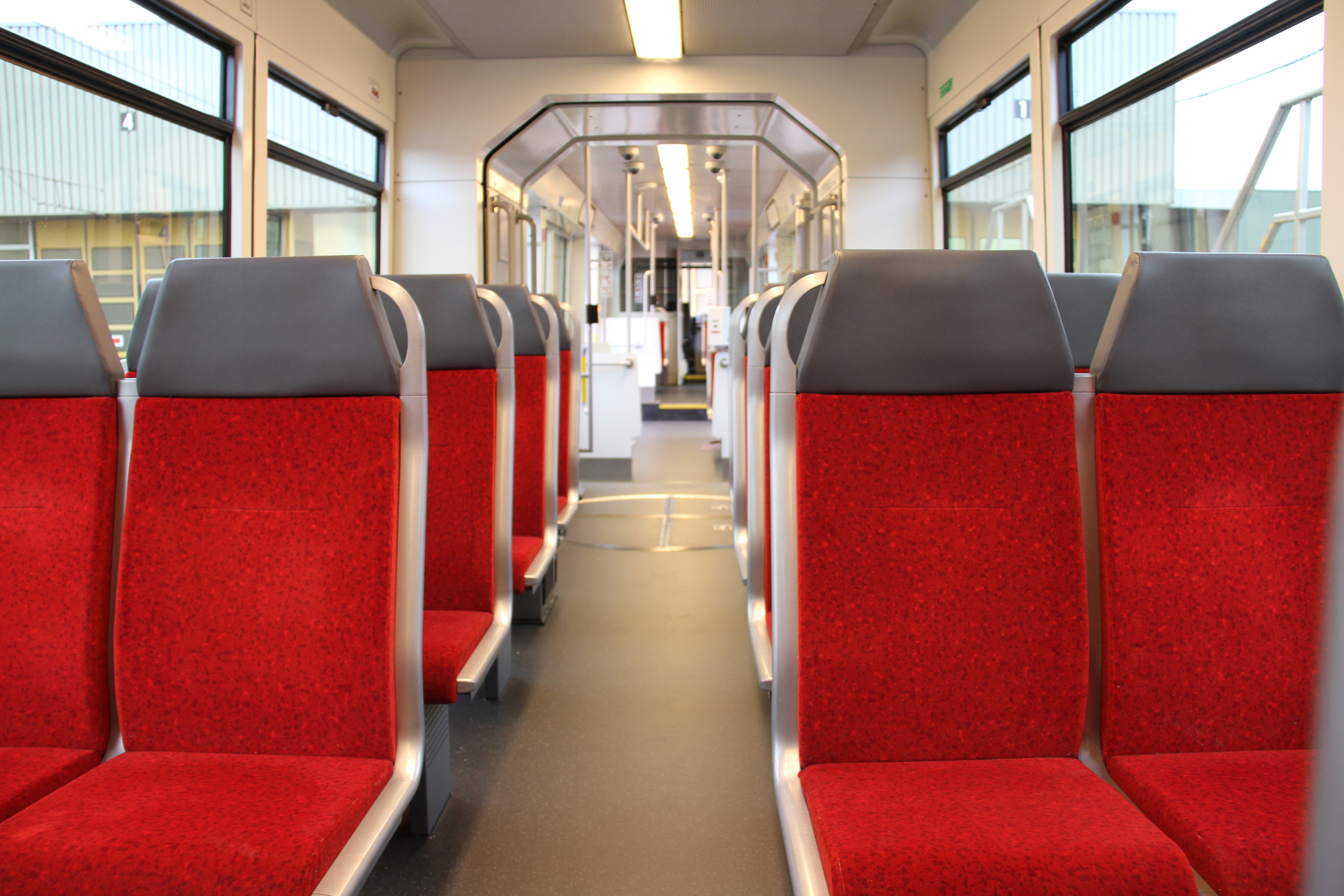 Wieder sind es in den Bahnen leider Stoffsitze, die viele Bürger nicht mögen: Heller und freundlicher empfängt der neu gestaltete Innenraum die Fahrgäste in der modernisierten Mittelflur-Bahn