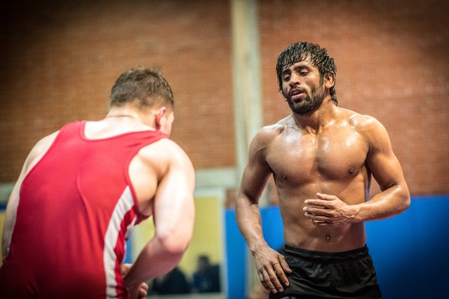 Bajrang Punia (rechts) im Trainingsduell mit Kevin Henkel.  | Foto: Christian Gaier