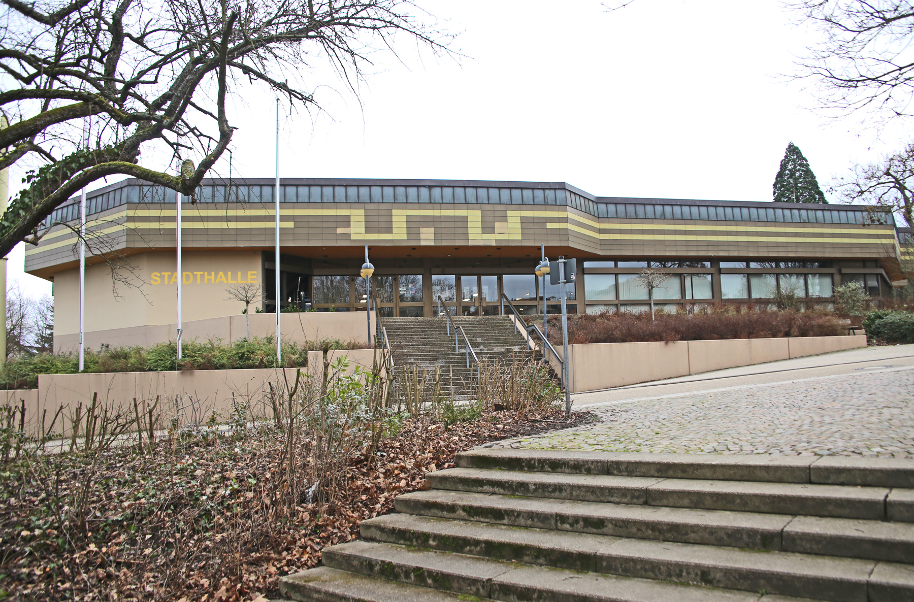Die Östringer Stadthalle heißt jetzt Erich-Bamberger-Stadthalle.