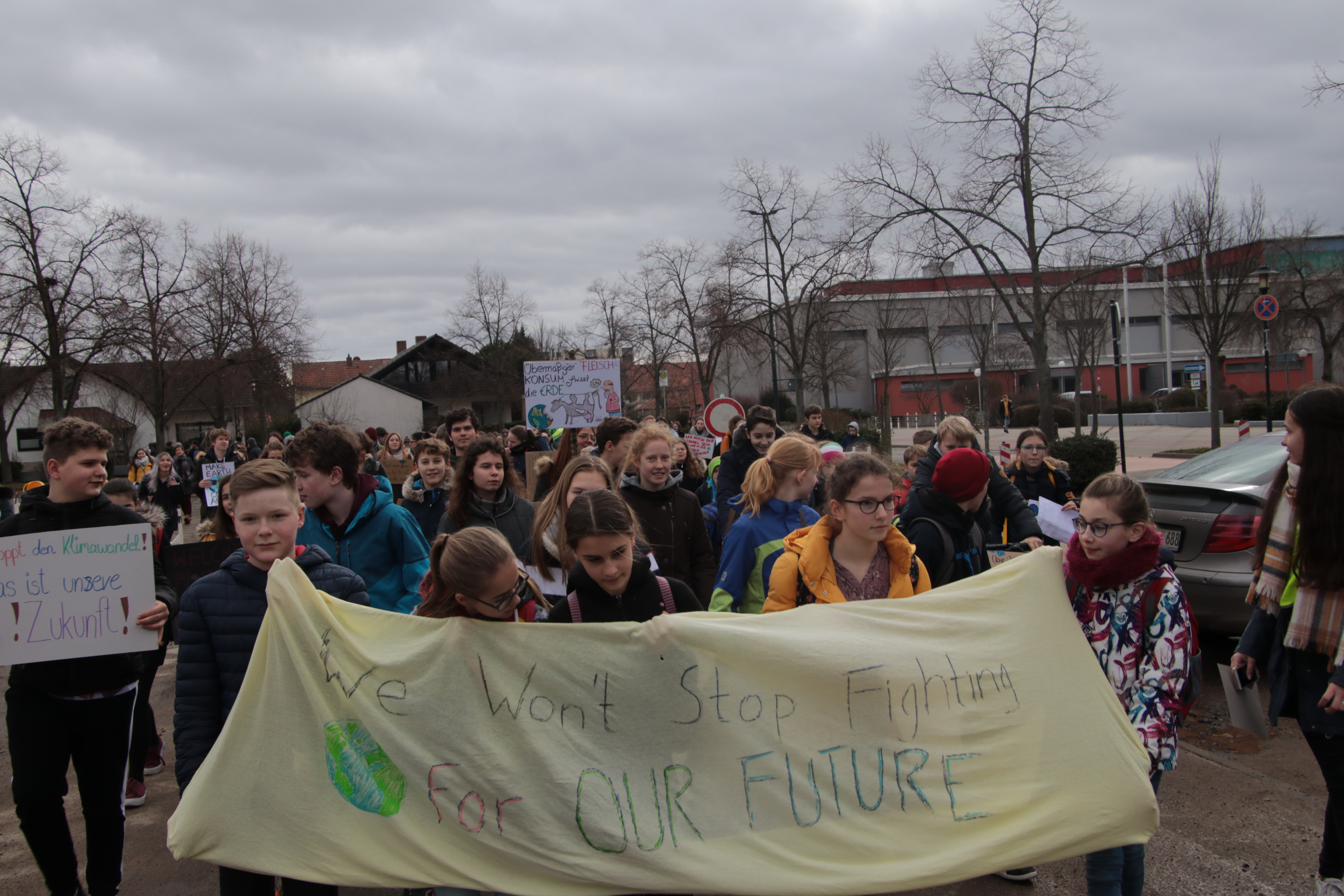 In Bad Dürkheim bewegt sich der erste „Friday For Future“-Zug durch die Stadt.