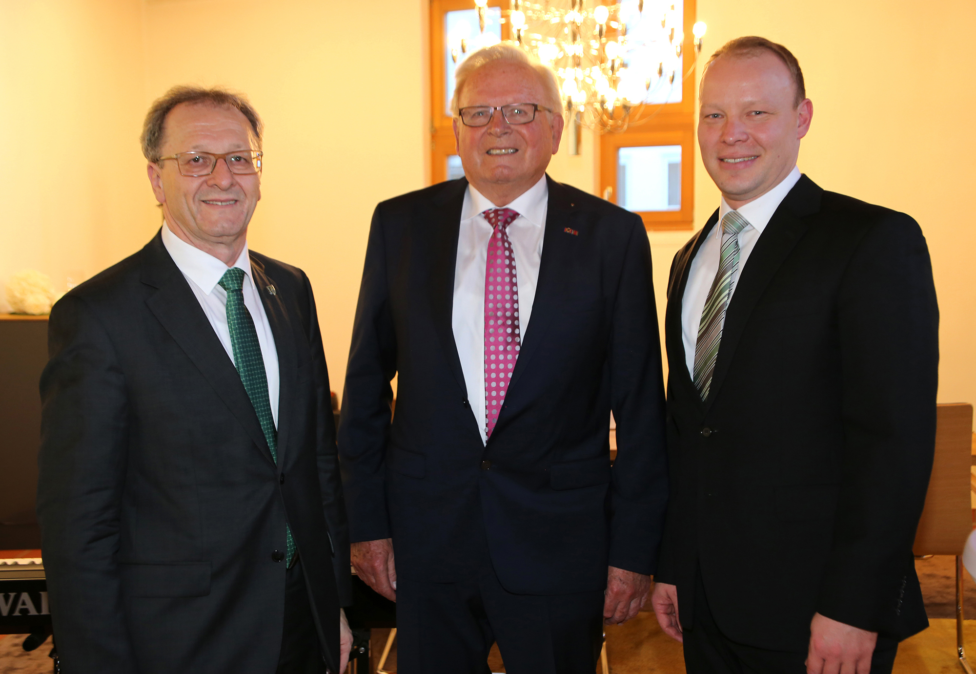 Der Östringer Ehrenbürger und frühere Bürgermeister Erich Bamberger feierte jetzt seinen 80. Geburtstag. Unter anderem gratuliertenThomas Nowitzki (Vorsitzender des Kreisverbands der Bürgermeister, links) und Bürgermeister Felix Geider (rechts) dem Jubilar.