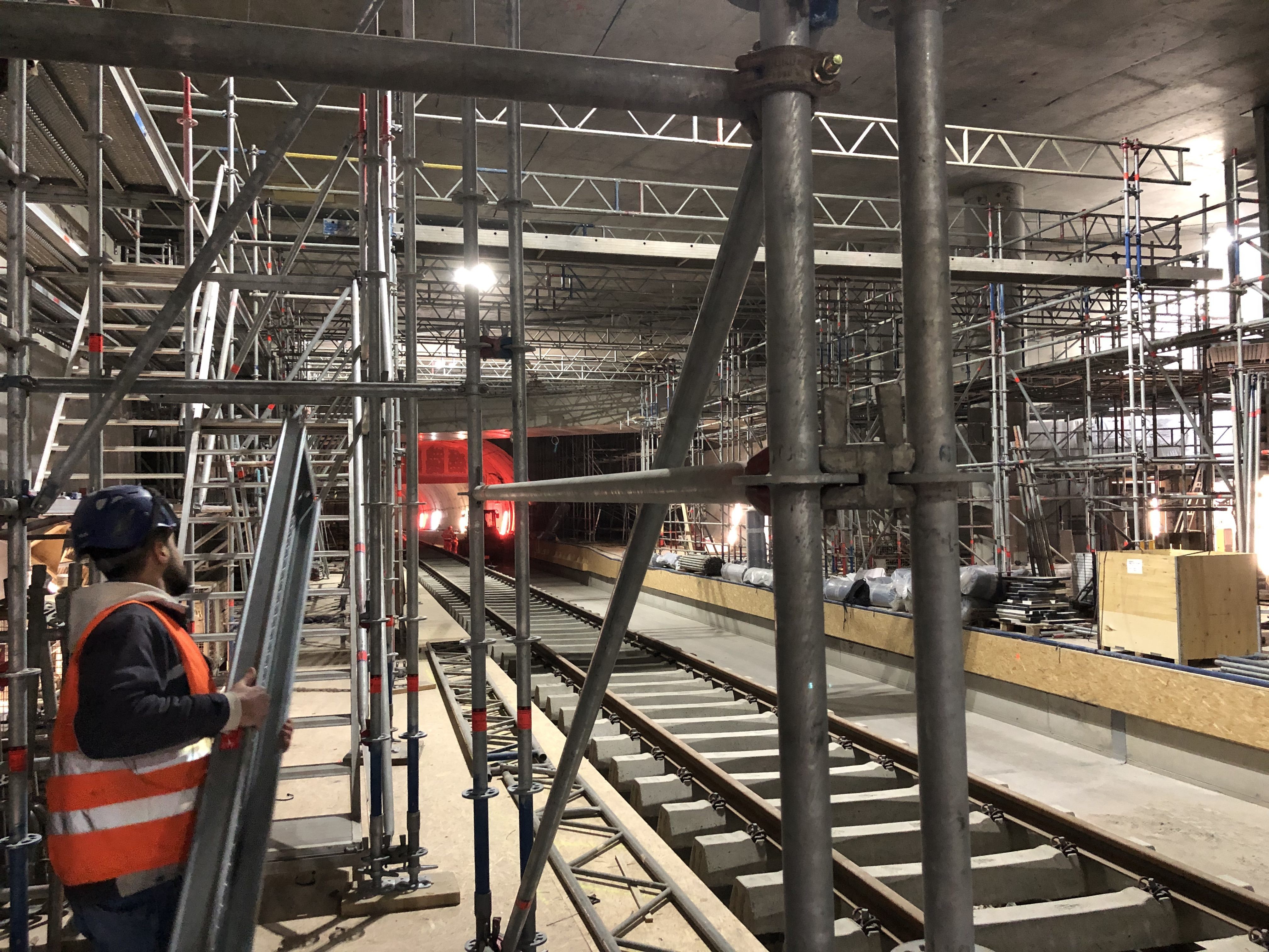 Benötigt Platz: Das Raumgerüst für die Arbeiten an den oberen Flächen der Haltestellenwände und an der Decke Durlacher Tor wird aufgebaut.