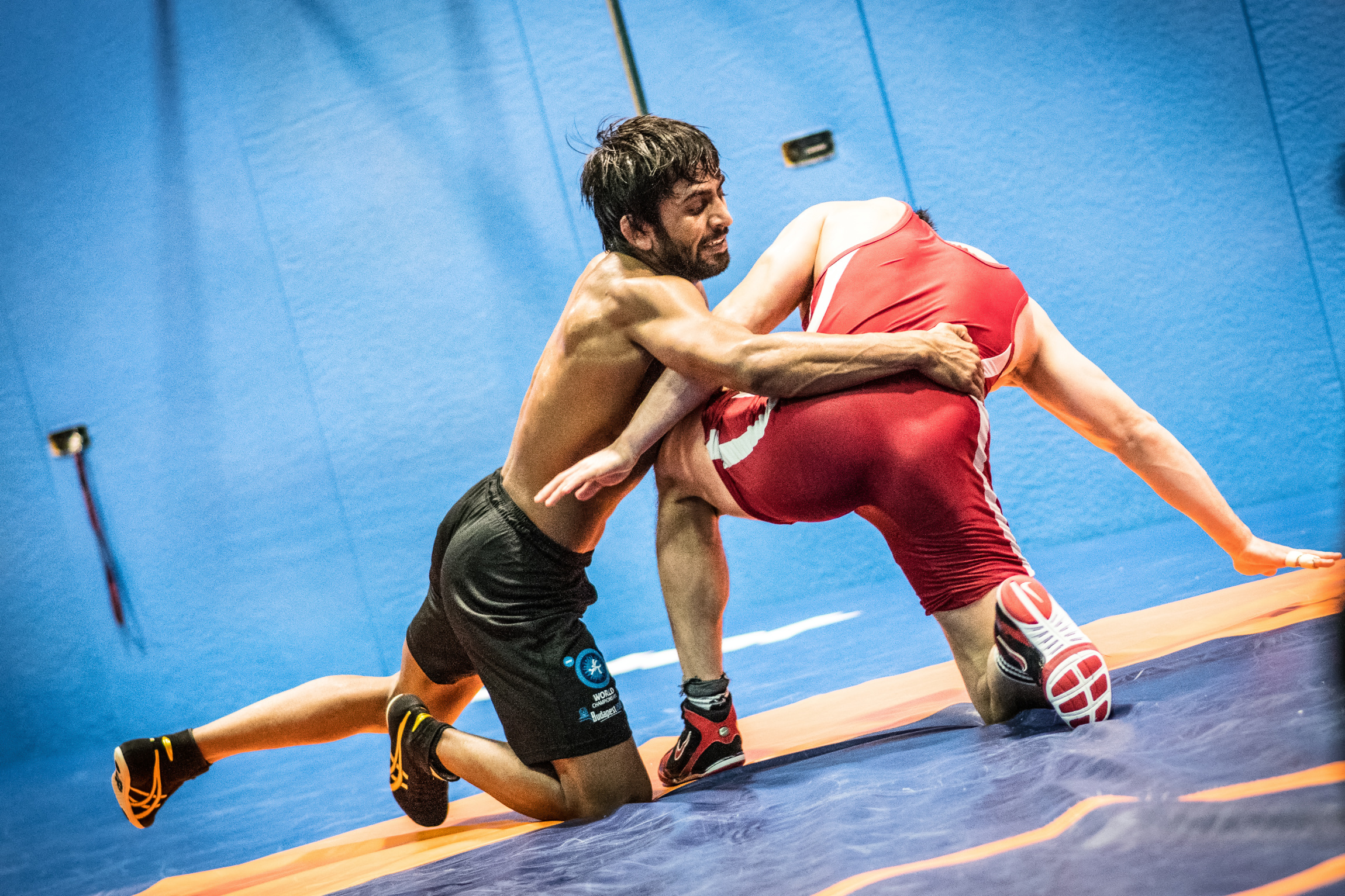 Bajrang Punia (links) im Trainingsduell mit Kevin Henkel.