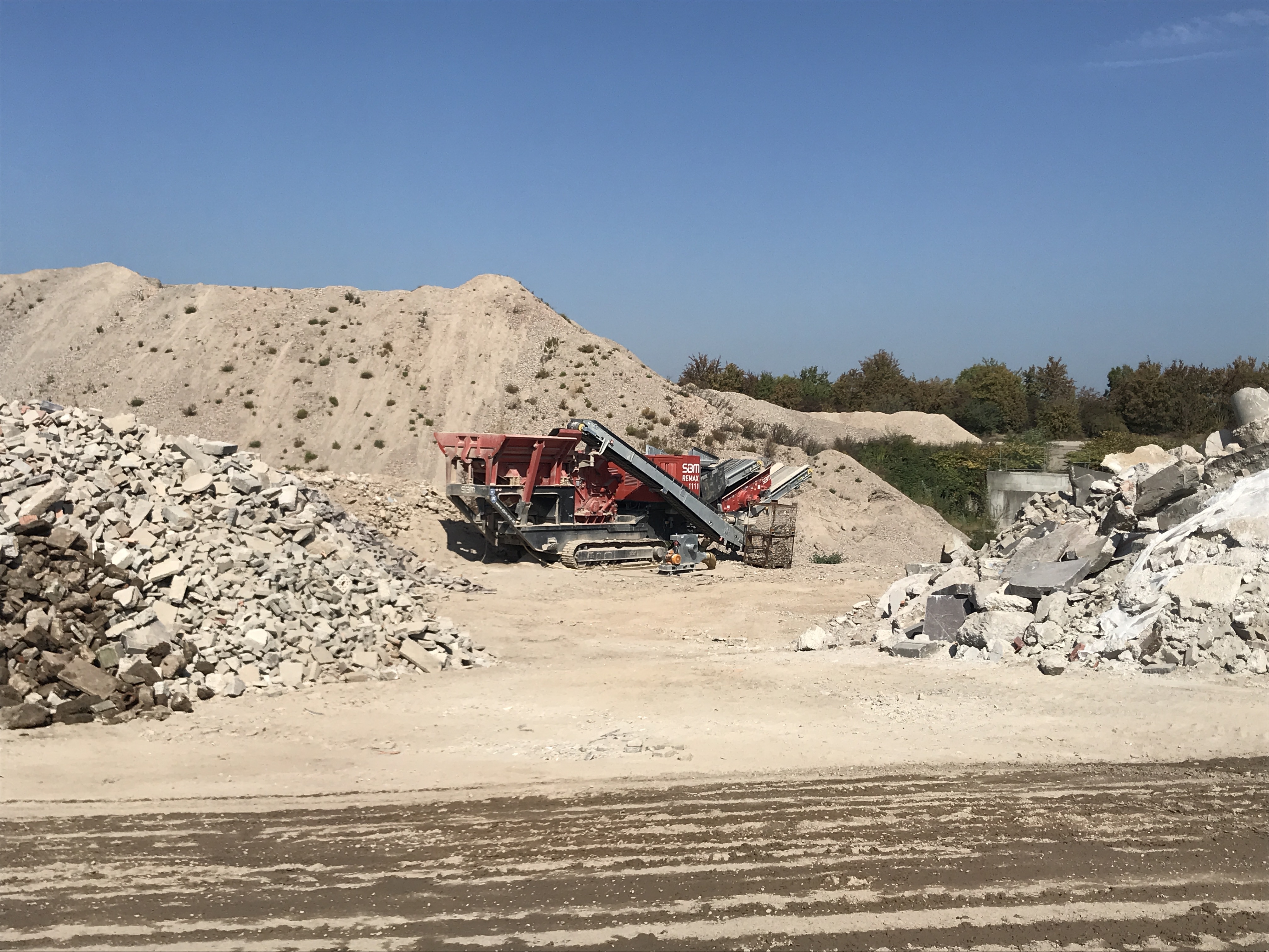 Auf dem Gelände der gemeindeeigenen Erdaushubdeponie auf Gemarkung Stettfeld wird von einer dort ansässigen Firma eine Bauschuttwiederaufbereitungsanlage betrieben. Diese bedarf aufgrund einer wesentlichen Änderung einer neuen immissionsschutzrechtlichen Genehmigung.