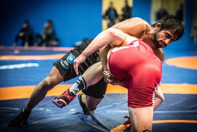 Bajrang Punia (hinten) im Trainingsduell mit Kevin Henkel.  | Foto: Christian Gaier