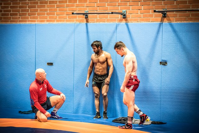 Bajrang Punia (Mitte) in einer Trainingspause. Rechts sein Trainingspartner Kevin Henkel, links Punias Trainer Emzarios Bentinidis.  | Foto: Christian Gaier