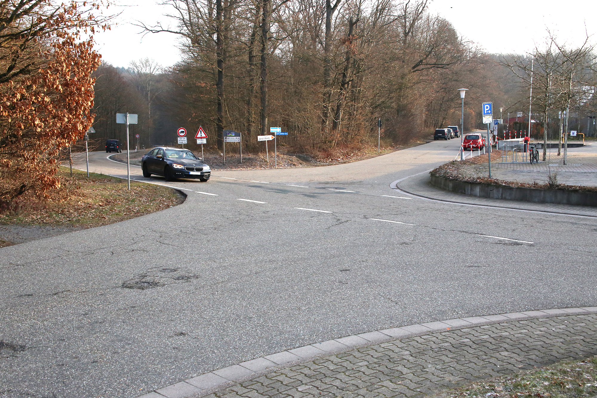 Die Kreisstraße K 3520 wird vom 11. bis 17. Februar wegen Forstarbeiten voll gesperrt. Ab 1. April wird die Straße zwischen dem Östringer Stadtrand und dem Anschluss der K 3520 an die Bundesstraße 39 bei Mühlhausen ausgebaut, die unfallträchtige Kreuzung Franz-Gurk-Straße mit der Mühlhausener und der Karl-Schiller-Straße wird zum Kreisel umgebaut