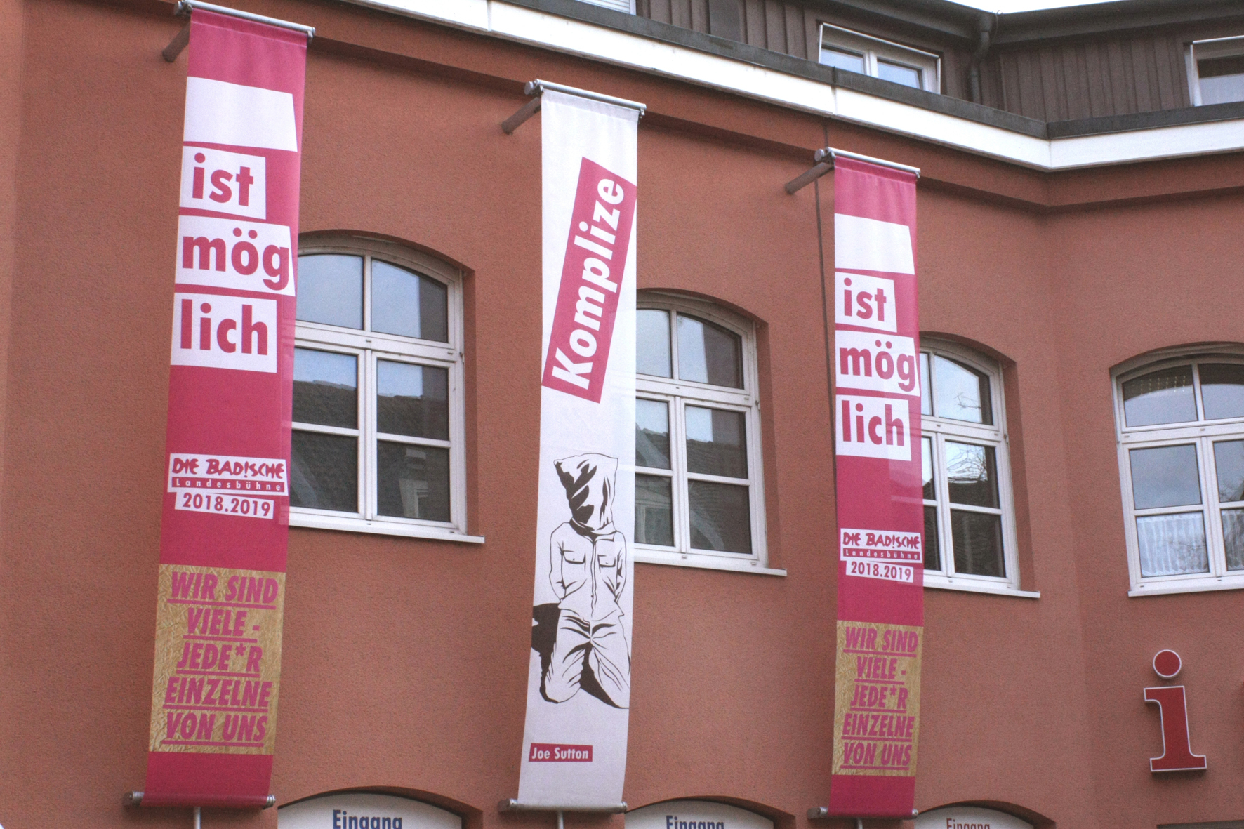 Die Verantwortlichen der Badischen Landesbühne unterzeichnen die Erklärung der Vielen.
