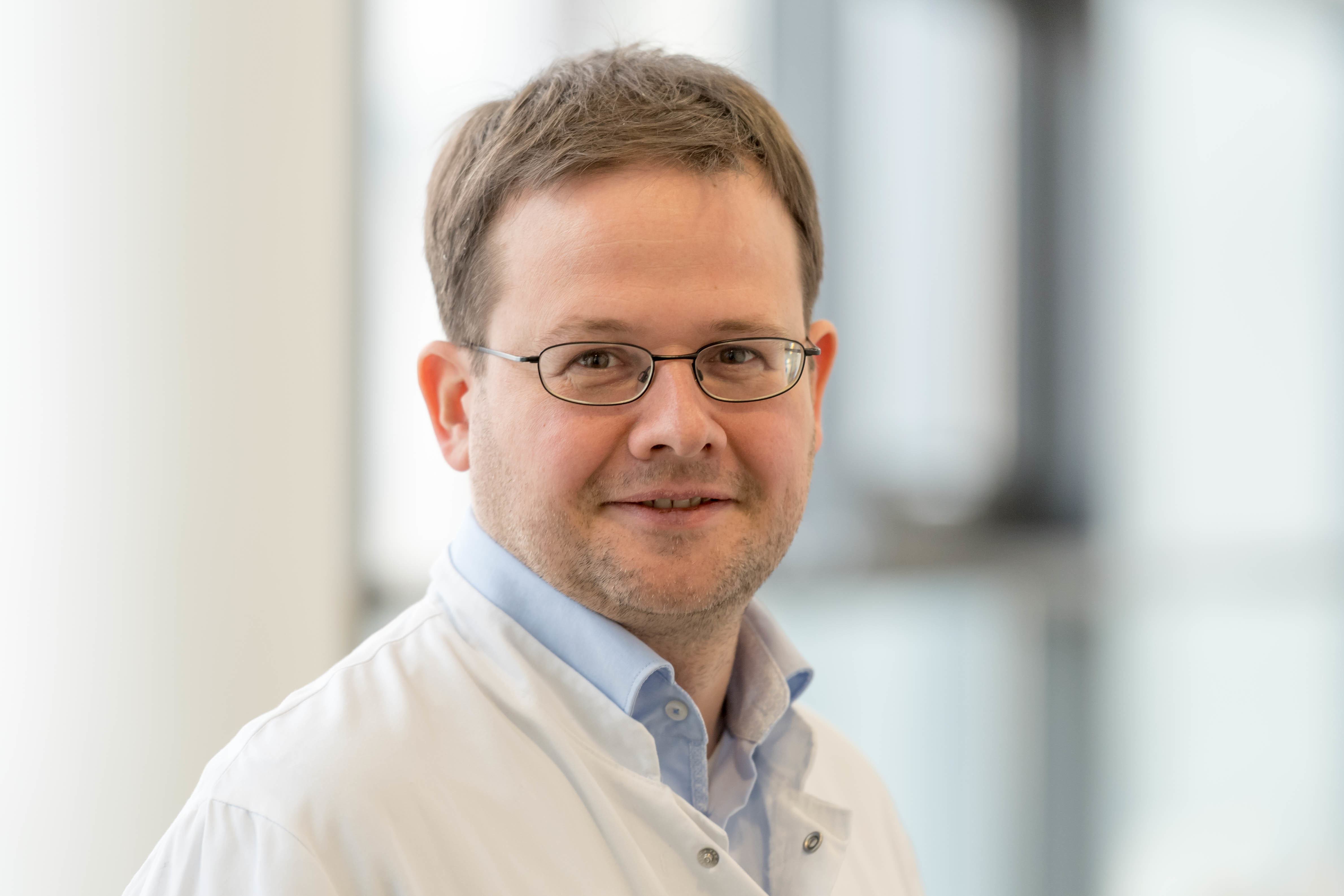 Dr. Simon Küsters ist Leitender Oberarzt an der Klinik für Allgemein-, Viszeral- und Gefäßchirurgie an der Fürst-Stirum-Klinik Bruchsal.