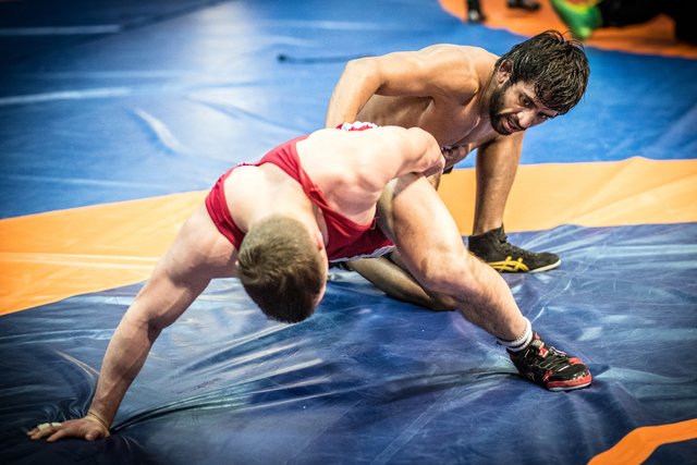 Bajrang Punia (hinten) im Trainingsduell mit Kevin Henkel.  | Foto: Christian Gaier