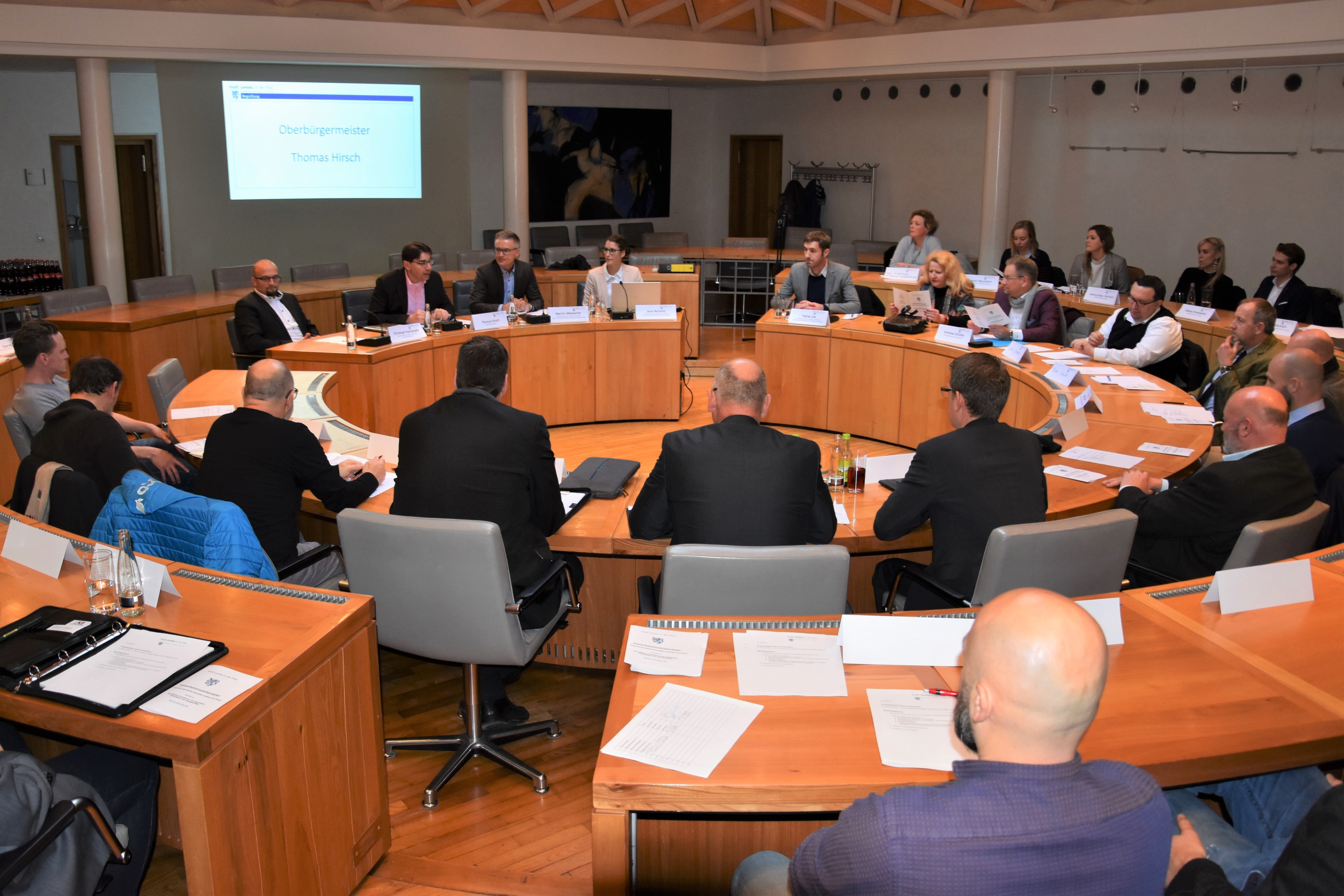 Produktiver Austausch im Landauer Rathaus: Auf Initiative von OB Hirsch kamen jetzt mehr als 50 Vertreterinnen und Vertreter der Bau- und Immobilien-Branche zu einem Berufsgruppengespräch zusammen.