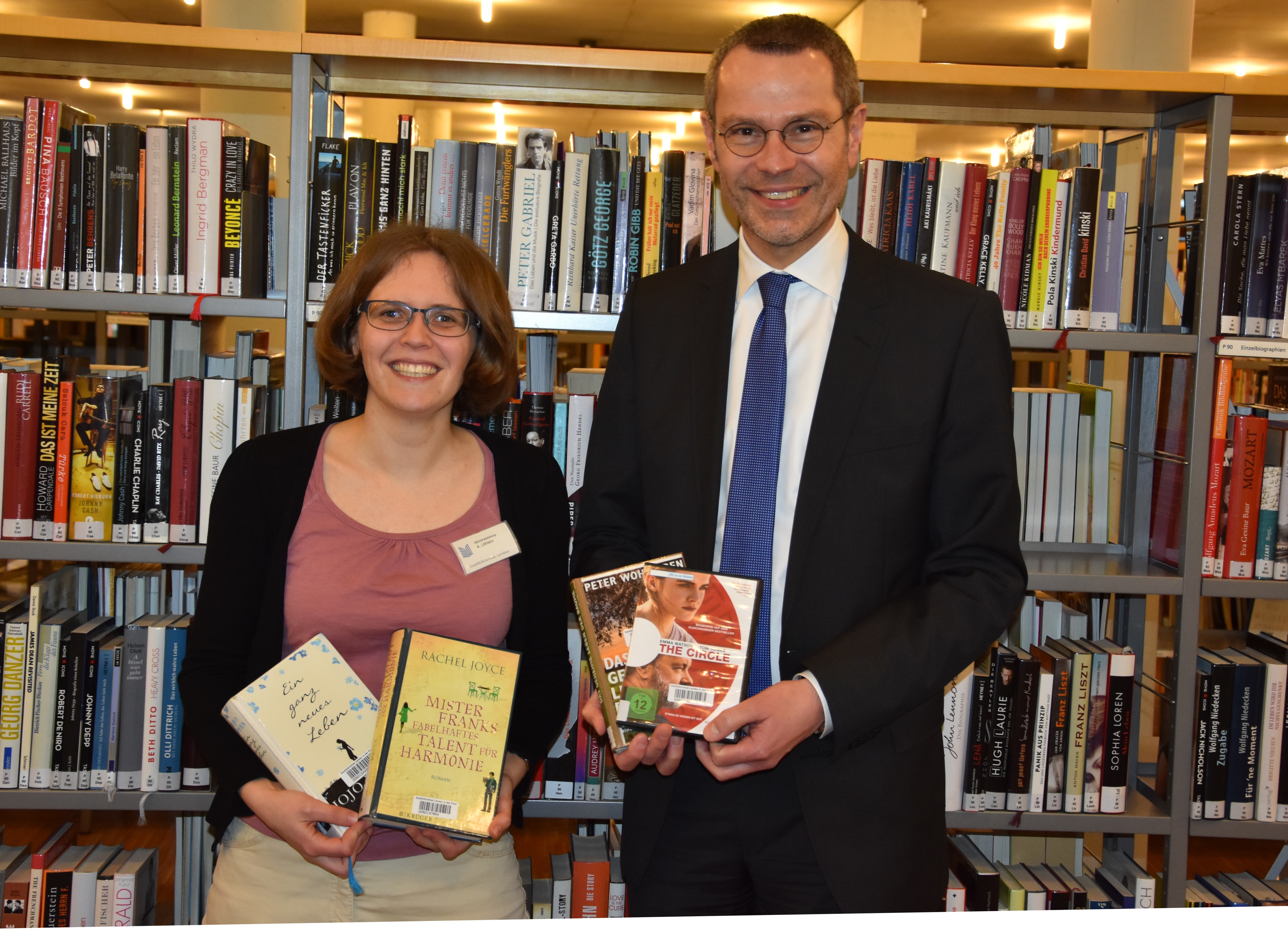 Stellten gemeinsam den Jahresbericht 2018 der Stadtbibliothek Landau vor: Bibliotheksleiterin Amelie Löhlein und Bürgermeister Dr. Maximilian Ingenthron.