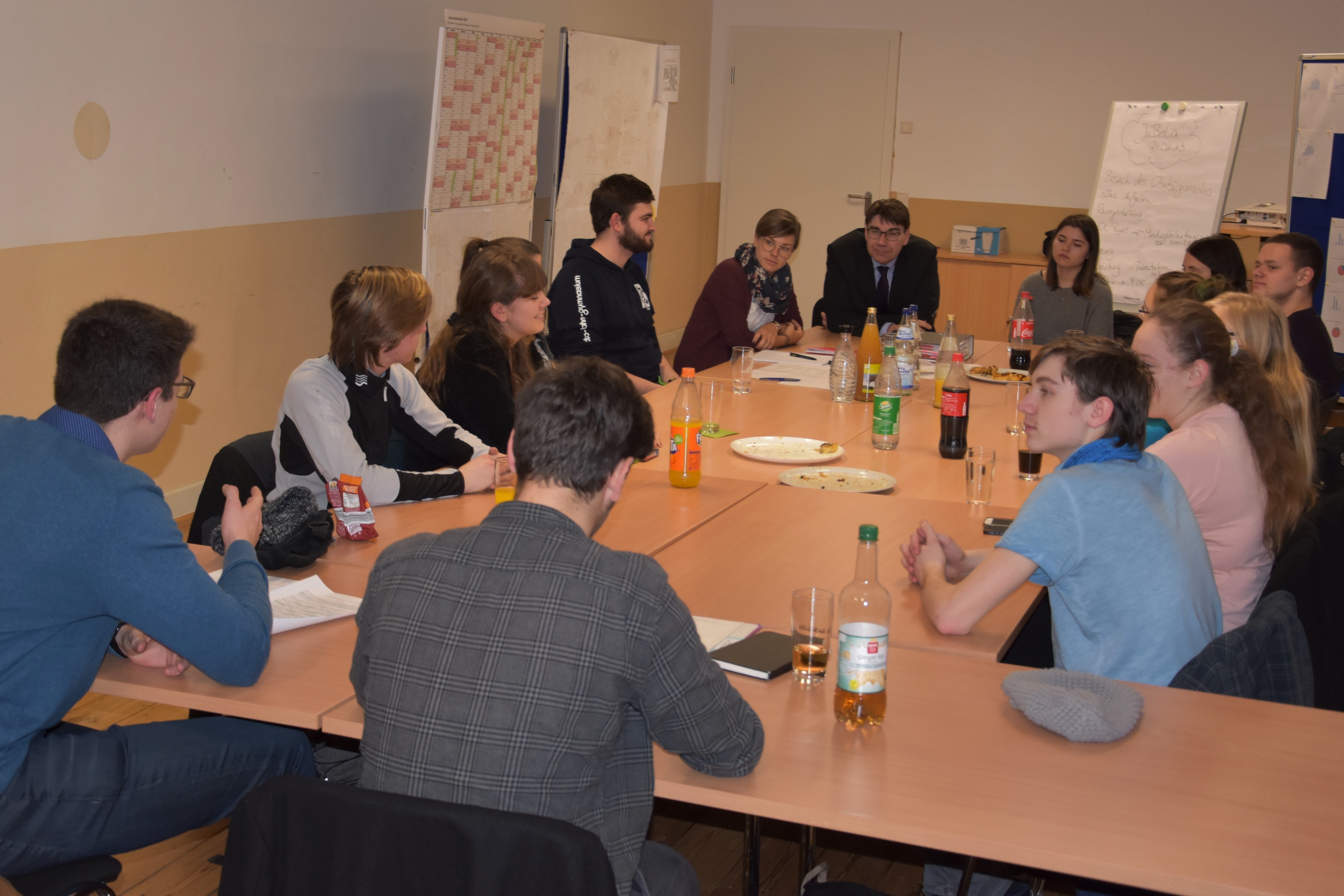 Oberbürgermeister und Jugenddezernent Thomas Hirsch nahm am jüngsten Treffen der Landauer Jugendbeteiligung teil und sprach gemeinsam mit den Jugendlichen über aktuelle stadtpolitische Themen.