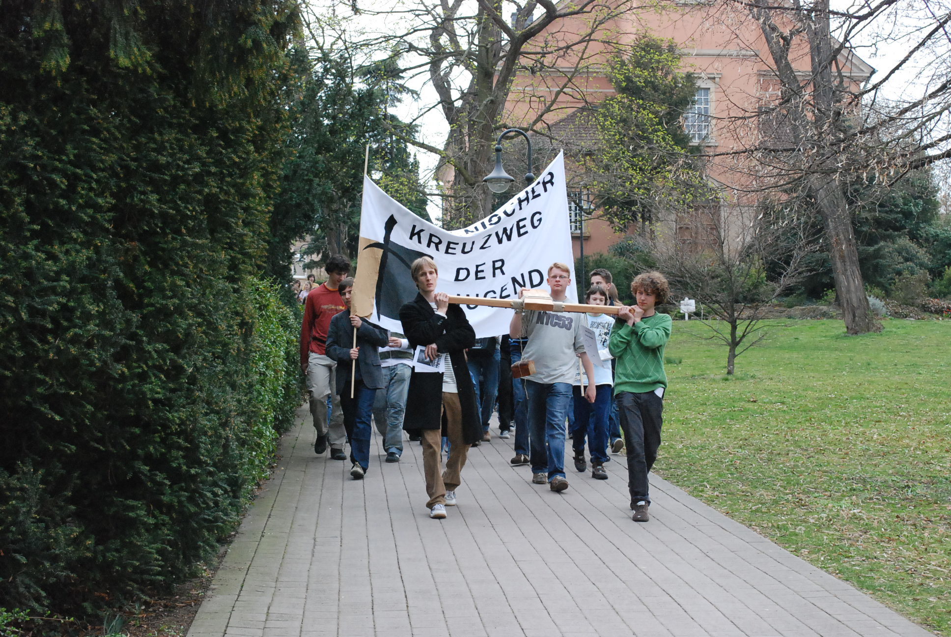 Wird seit einem Jahr auch wieder in Bad Dürkheim gegangen: Der Ökumenische Kreuzweg der Jugend. Foto: privat