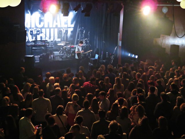 Rappelvolles Haus mit Support Chris James | Foto: Brigitte Melder