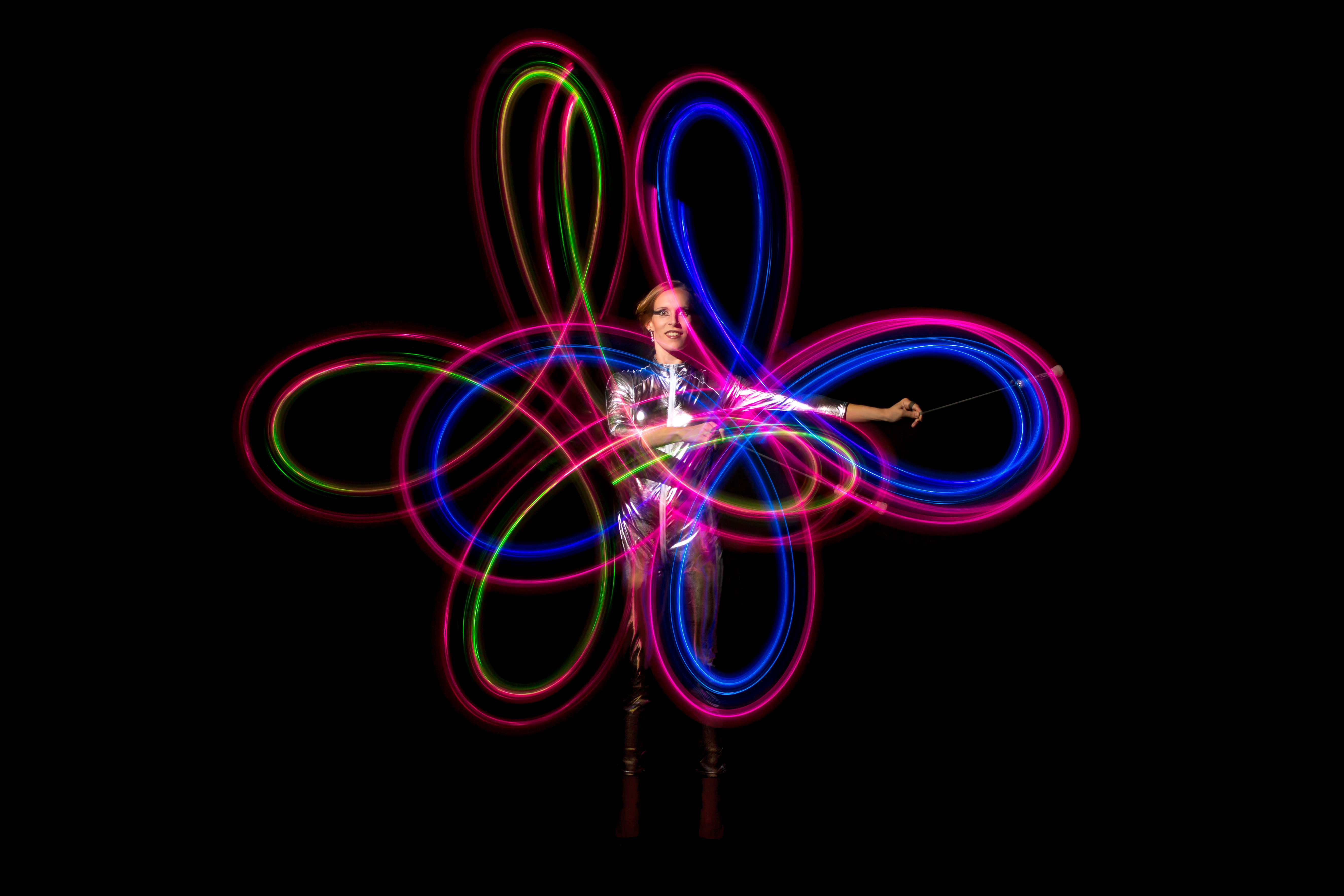 Lichtjonglage im Dunkeln mit Verena Rau