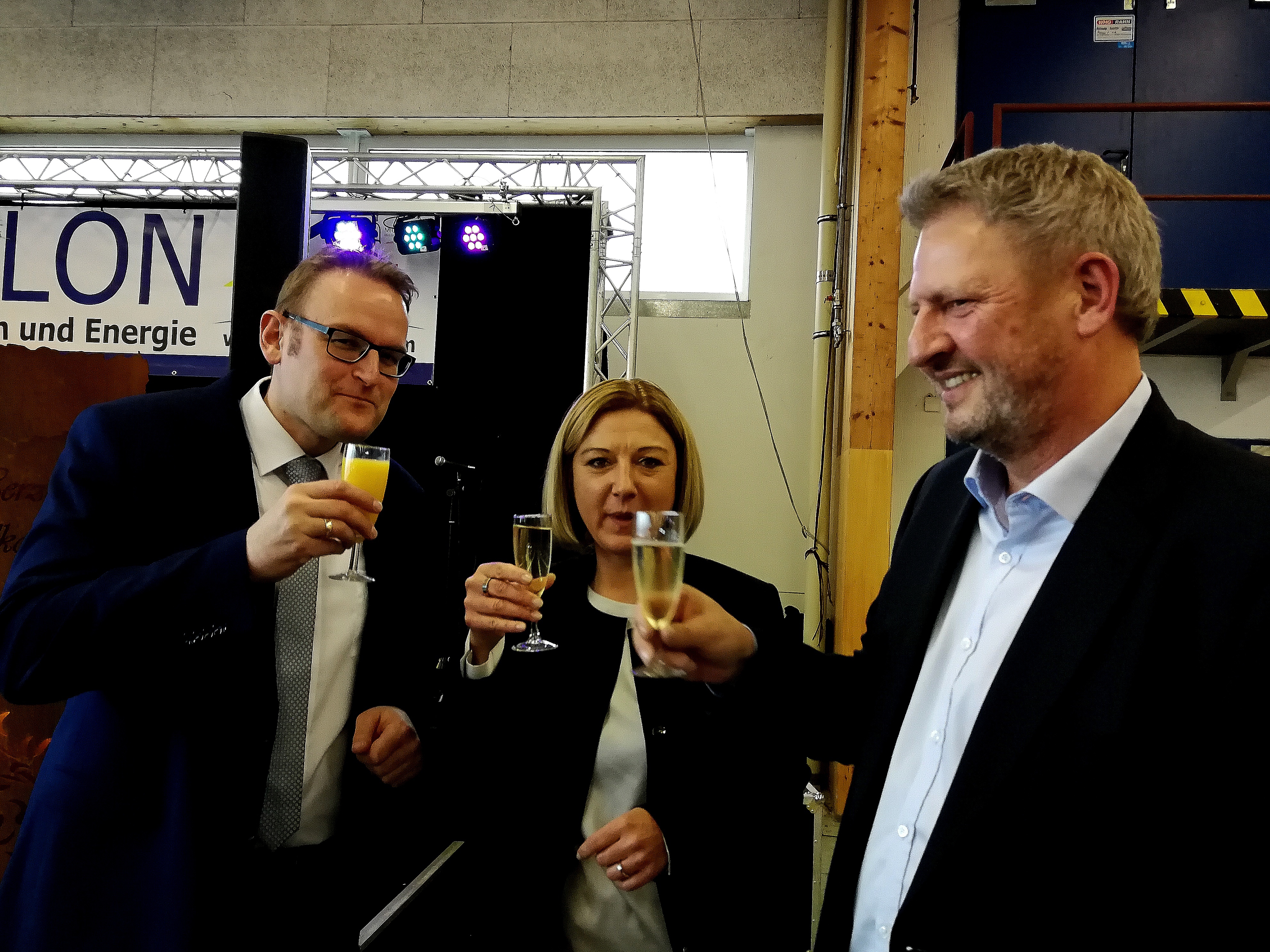 Auf diesen Erfolg muss man anstoßen: Bürgermeister Markus Zwick, Eva Seibert und Michael Frits freuen sich über den Besucherrekord. Foto: Kling-Kimmle