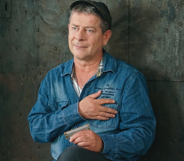 Michael Hirte gastiert mit Live-Band und Sängerin Simone Oberstein im Haus des Gastes.