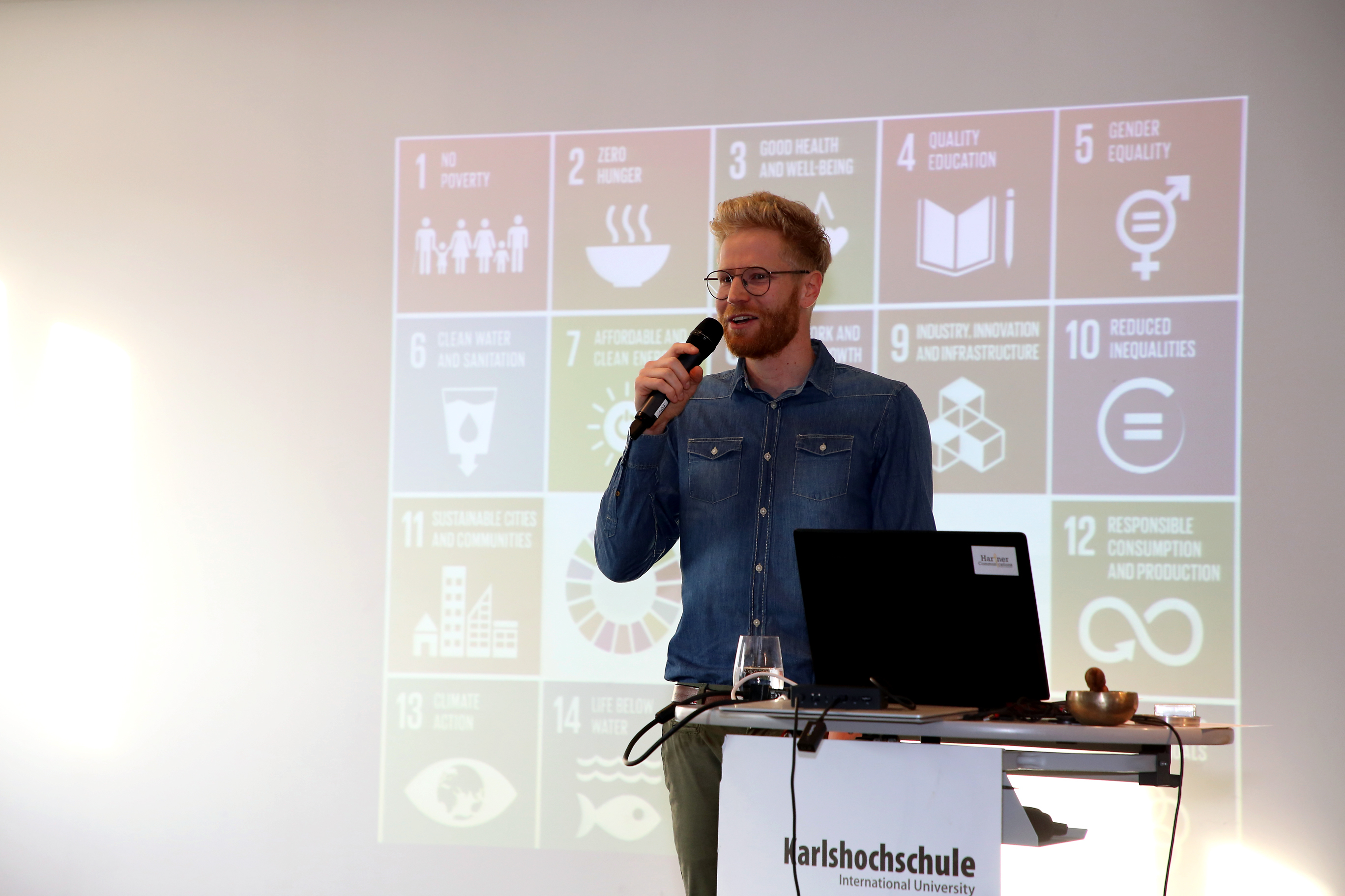 Clemens M. Weegmann, Initiator der Global Goals Aktionstage, begrüßt die Teilnehmerinnen und Teilnehmer.