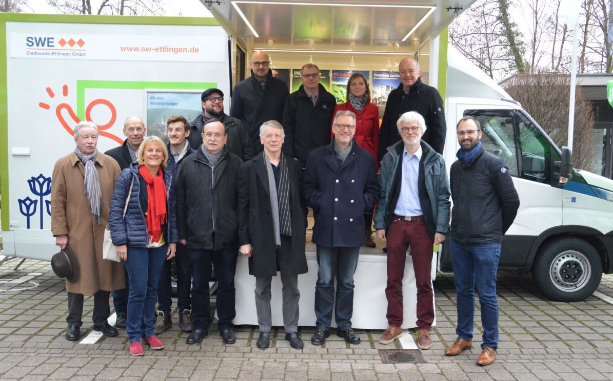 Johannes Arnold (Oberbürgermeister Ettlingen), Eberhard Oehler (GF der SWE), Vertreter des Gemeinderats Ettlingen und Aufsichtsrats der SWE sowie offizielle Vertreter der Stadt Epernay bei der Einweihung des Infomobils