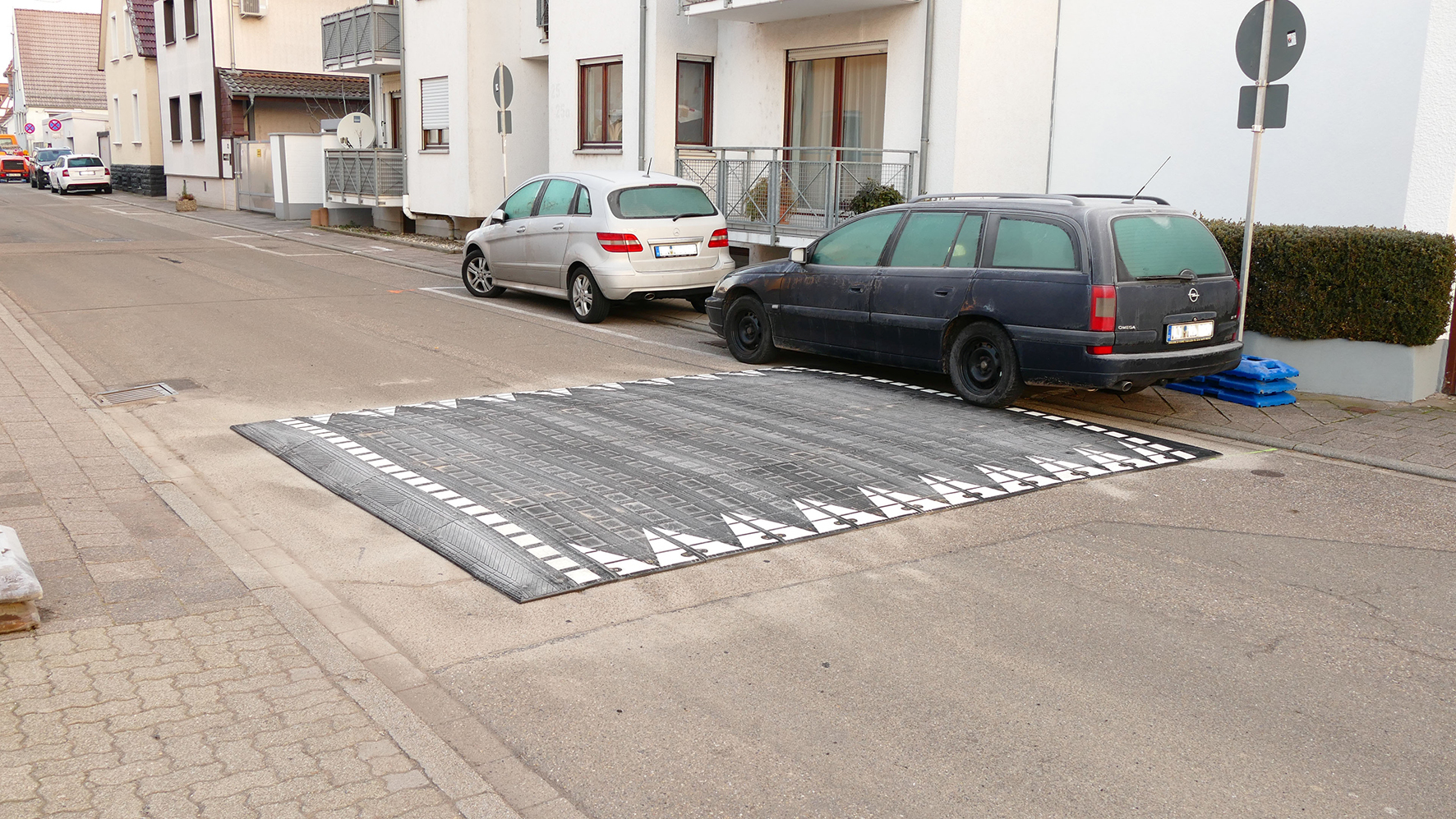 In Knielingen verbaute Plateaukissen zur Geschwindigkeitsregulierung des Autoverkehrs und Erhöhung der Verkehrssicherheit für Fußgänger"