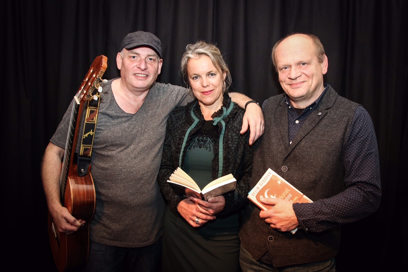 Lesung mit Musik : Steffen Kinz, Andrea Sauermost und Mathias Tröndle (v. l.) präsentieren „Text trifft Ton zu Heimat und Fremde" am Donnerstag, 21. Februar, um 19 Uhr im Salon der Orgelfabrik. Foto: Gustai/pixelgruen.de