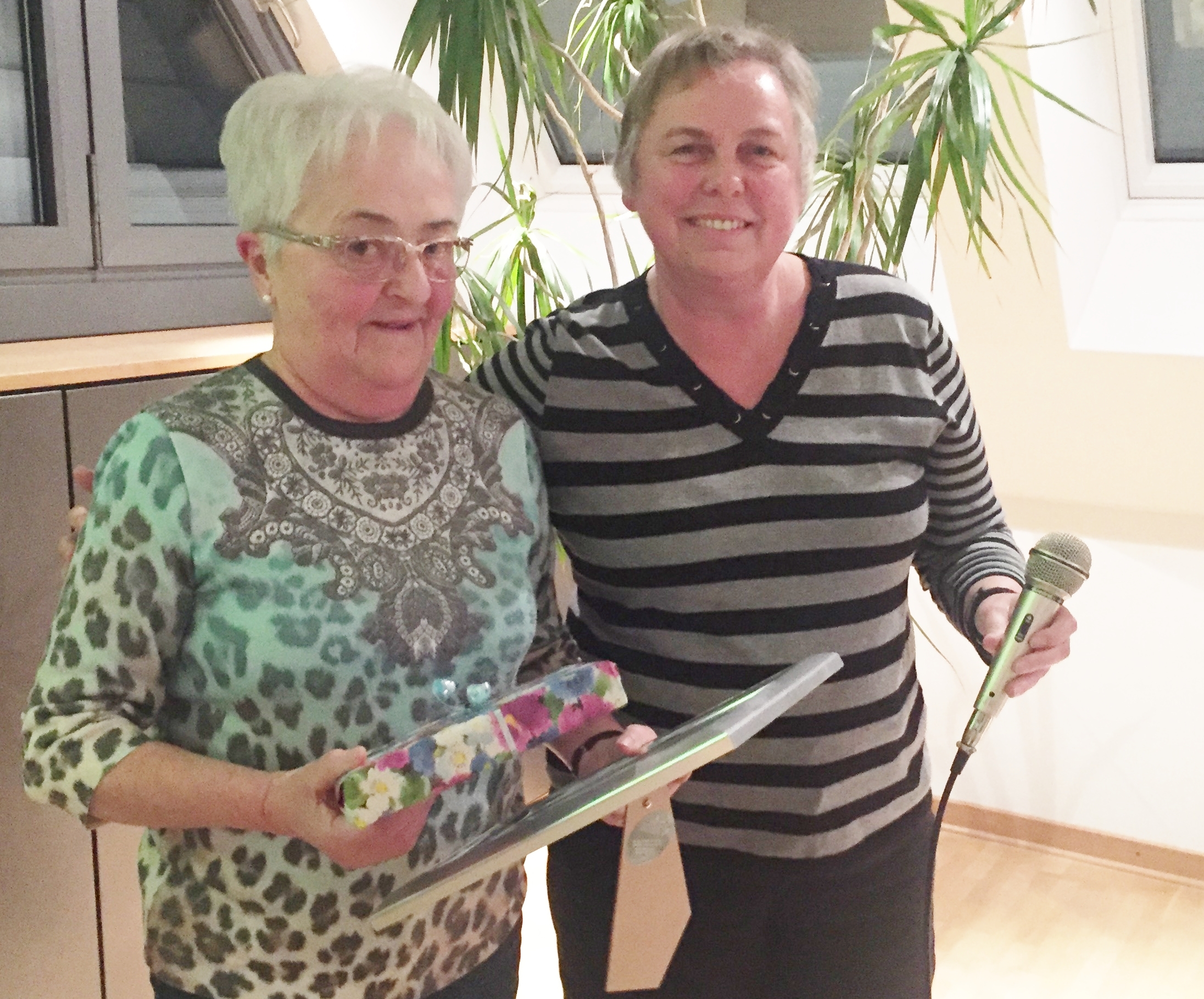 Christel Schuhmacher mit Petra Jung-Schoch (1. Vorsitzende)
