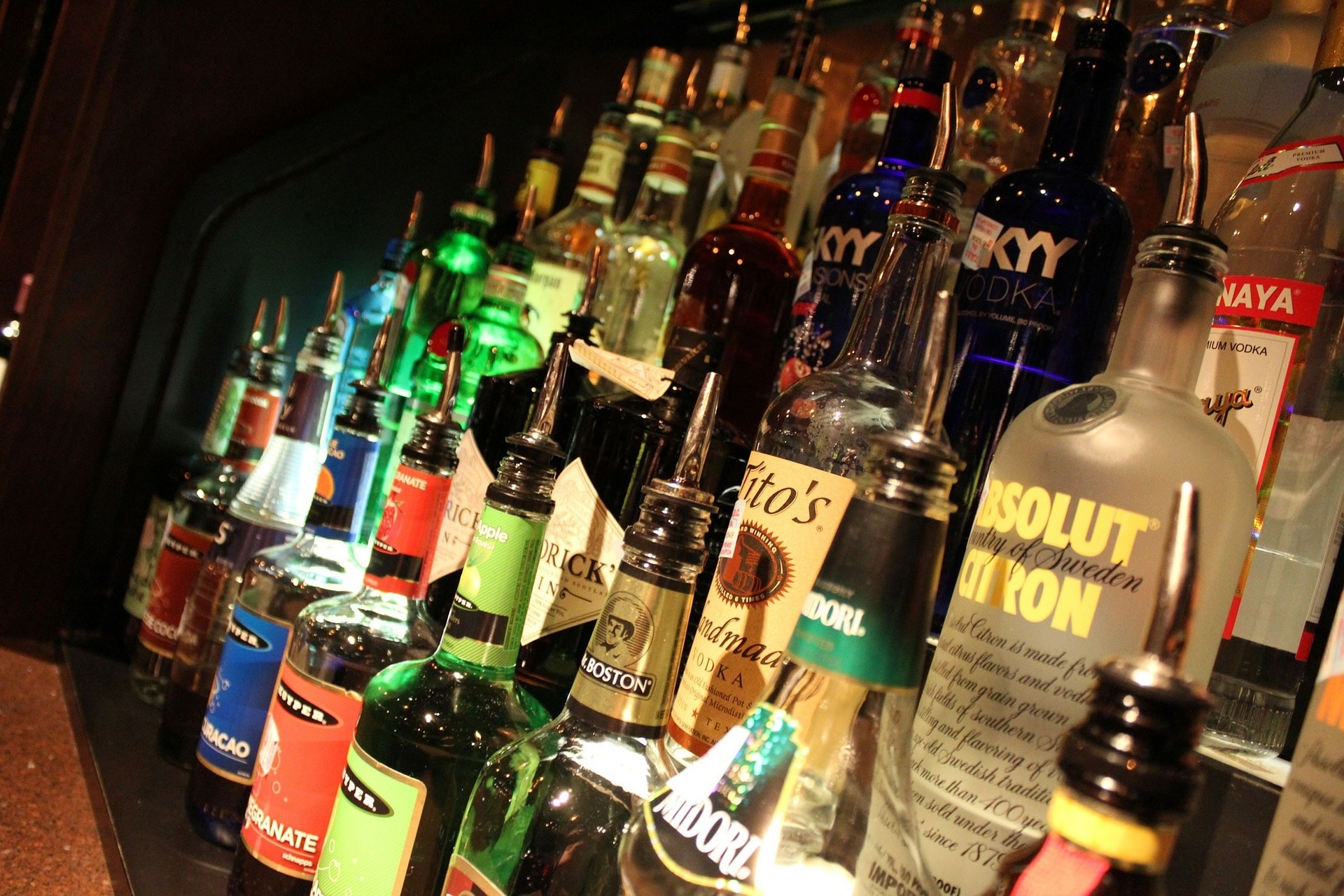 Unter Alkohol- und vermutlich auch Drogeneinfluss ist ein 21-Jähriger Samstagnacht von der Fahrbahn abgekommen. Ihm und seiner Beifahrerin ist nichts passiert.
