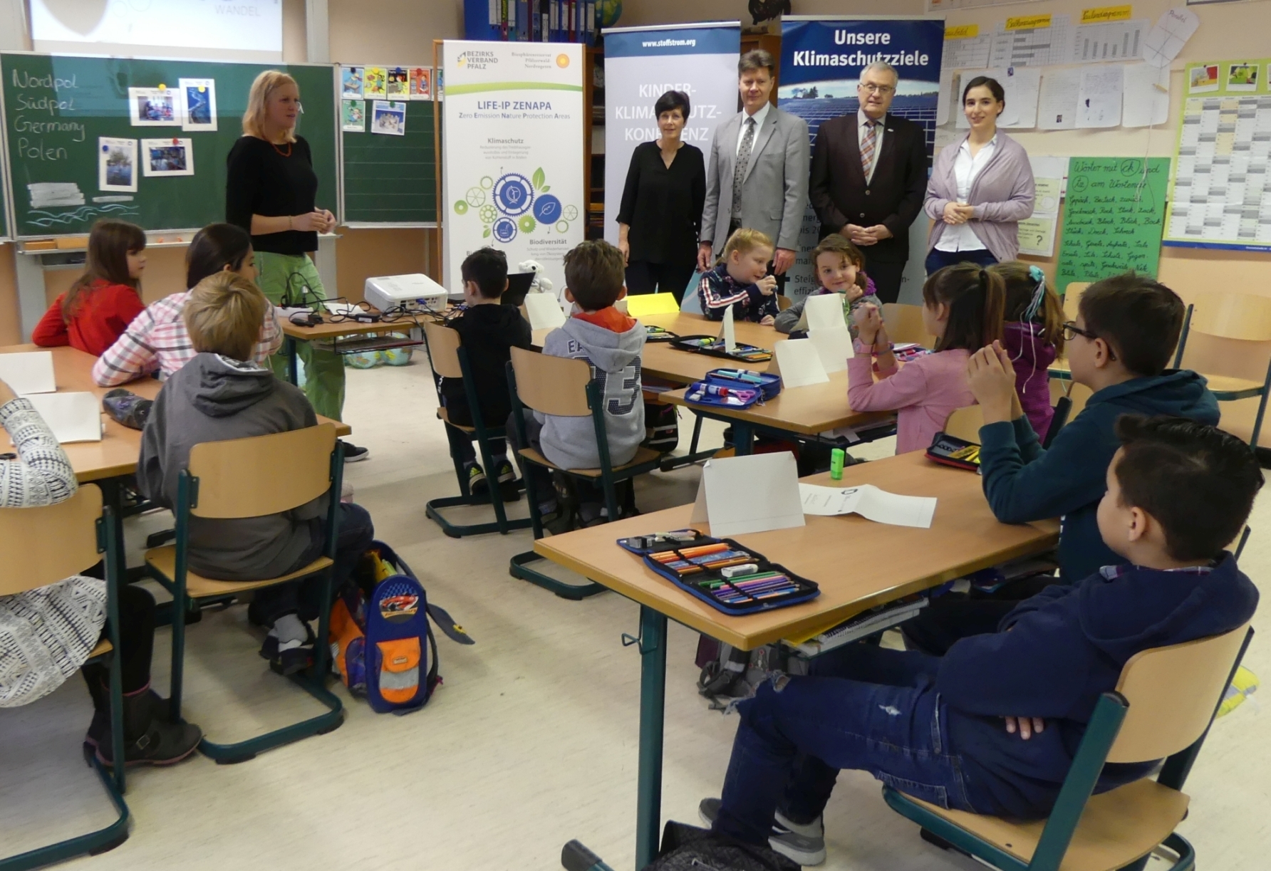 Besuch in der Klasse: Nina Fetzer vom IfaS, Schulleiterin Bärbel Kloos, Verbandsbürgermeister Harald Westrich, Bezirkstagsvorsitzender Theo Wieder und Klimawandelmanagerin Antonia Müller-Ruff (von links) Foto: PS