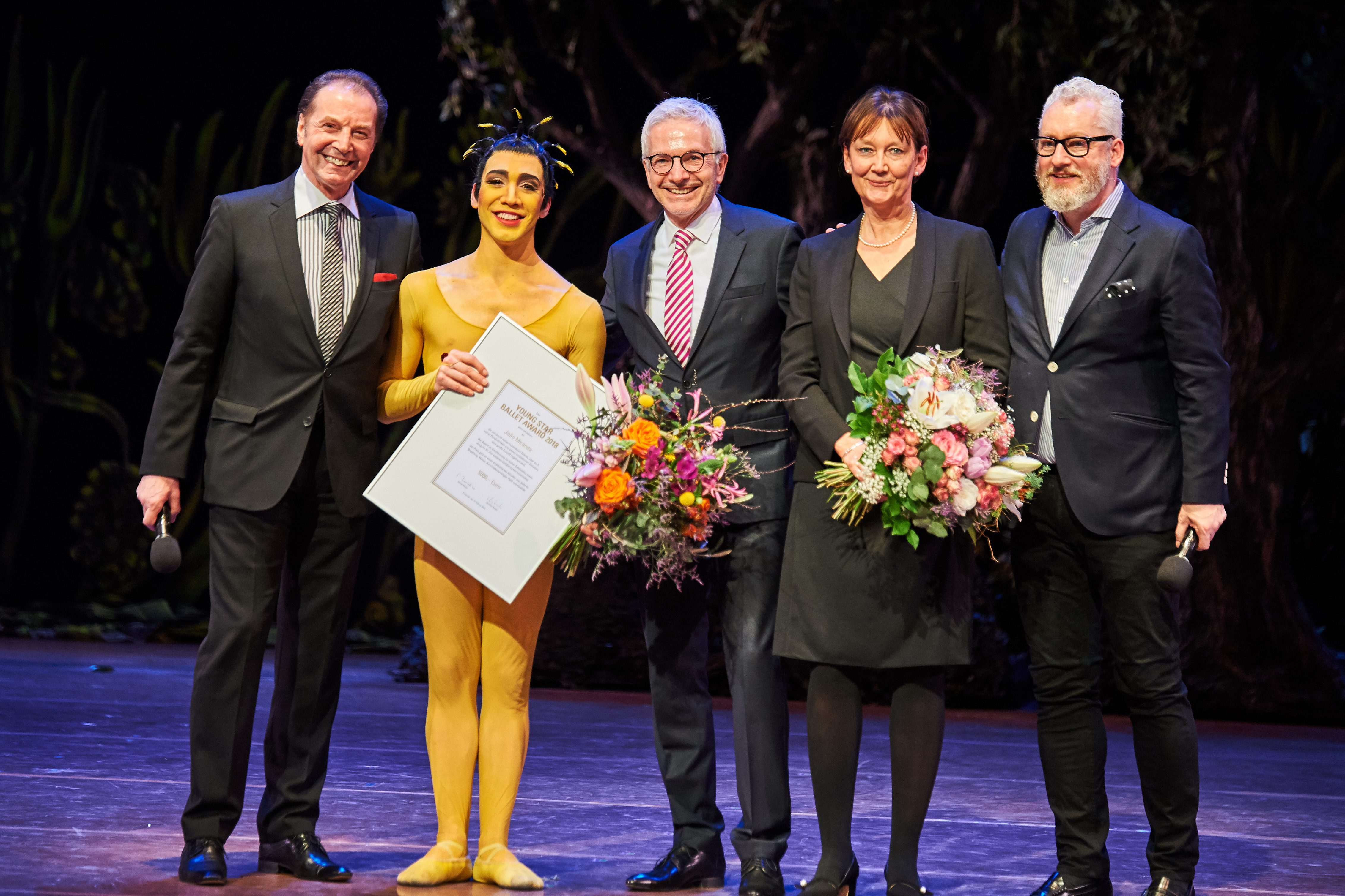 (v.l.) Stellvertretender Ballettdirektor Prof. Vladimir Klos, João Miranda, Dr. Christian Raulin, Dr. Sabine Raulin und Generalintendant Peter Spuhler