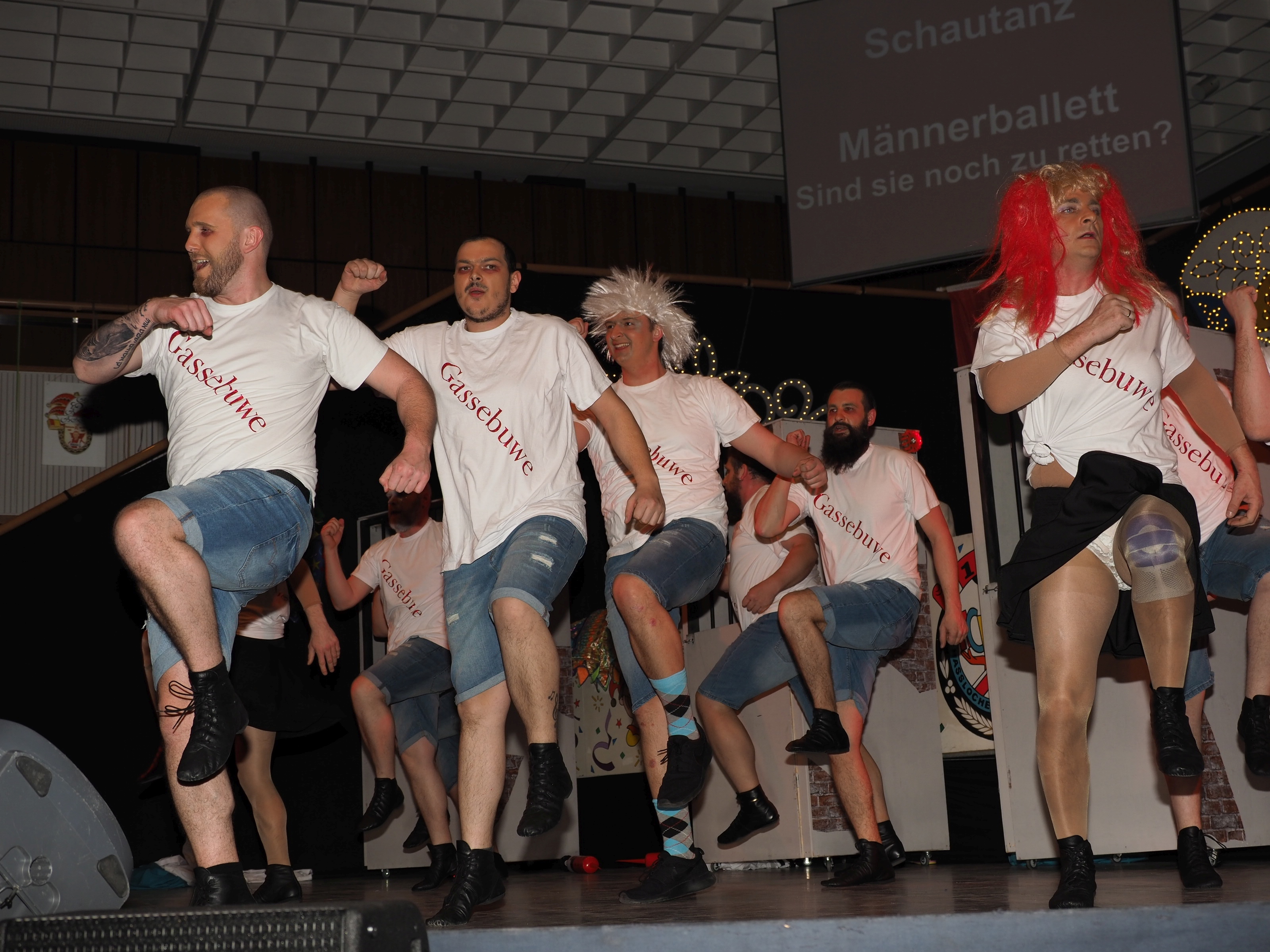 Das Männerballett der Gassebuwe „Sind Sie noch zu retten?“ brachte den Saal zum Kochen.