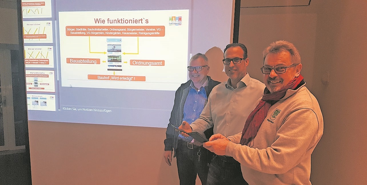 Stadtbürgermeister Franz Xaver Scherrer, 1. Stadtbeigeordneter Chrisitian Hutter und Bauhofleiter Rolf Oberfrank bei der Freigabe der Hagenbacher Bürger App.