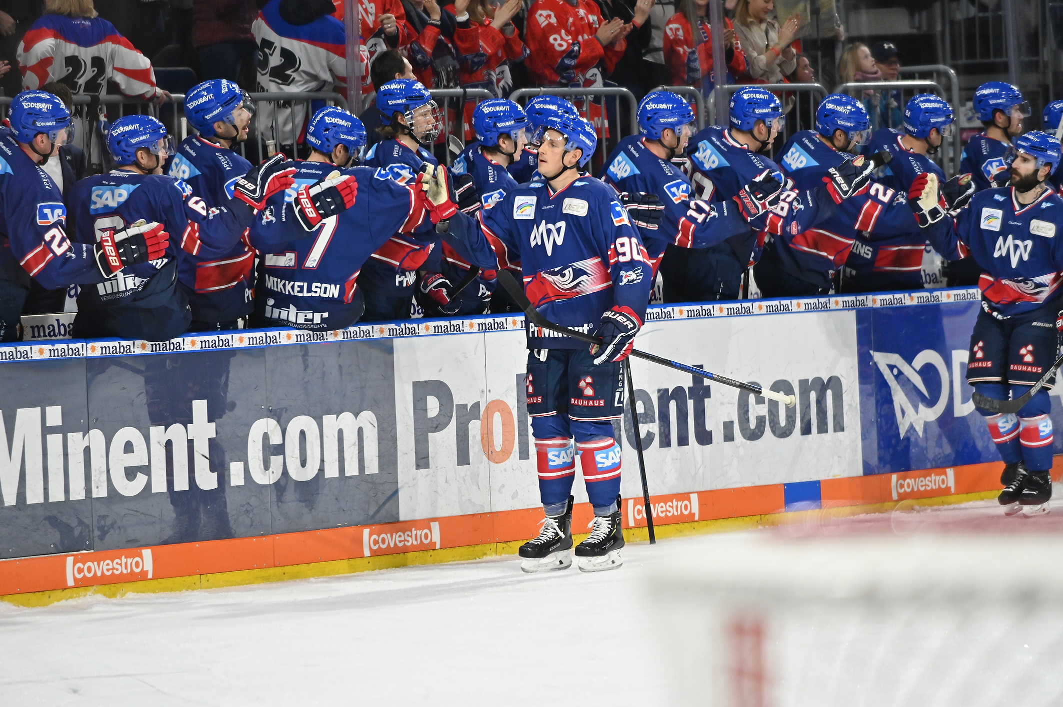 Die Bank der Adler freuen sich mit Luke Adam und Cody Lampl (rechts) . Wieder einmal wird ein Tor gefeiert. foto: pix